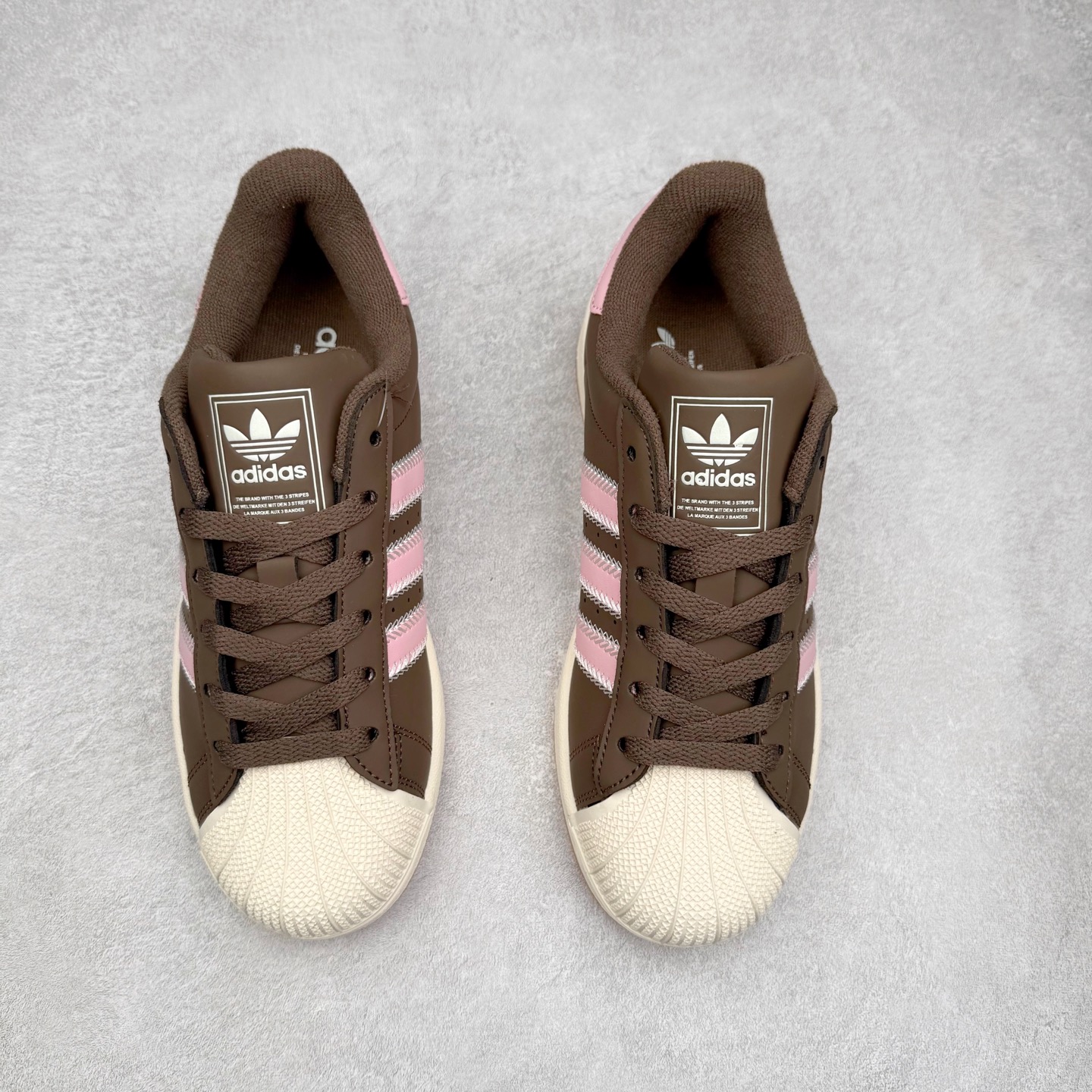 图片[2]-AD Originals Superstar 经典复古贝壳头板鞋 JP8167 诞生于1969年 是第一双将全皮面鞋 身与橡胶鞋头结合在一起的低帮篮球鞋 Superstar最开始 是作为高帮篮球鞋Pro Model的低帮版本而出现的 但因为其独特和醒目的橡胶鞋头造型而让大家熟知 被大家形象地称为\\\”shelltoe\\\”贝壳头 在70年代的美国职业篮球场上 接近3/4的NBA球员都将这双Superstar作为场上用鞋 80年代之后 经过不断的改良和发展 Superstar逐渐成为横跨时装、音乐、街头文化、休闲和运动等各大领域的时尚潮鞋 尺码：36 36.5 37 38 38.5 39 40 40.5 41 42 42.5 43 44 44.5 45-选品中心