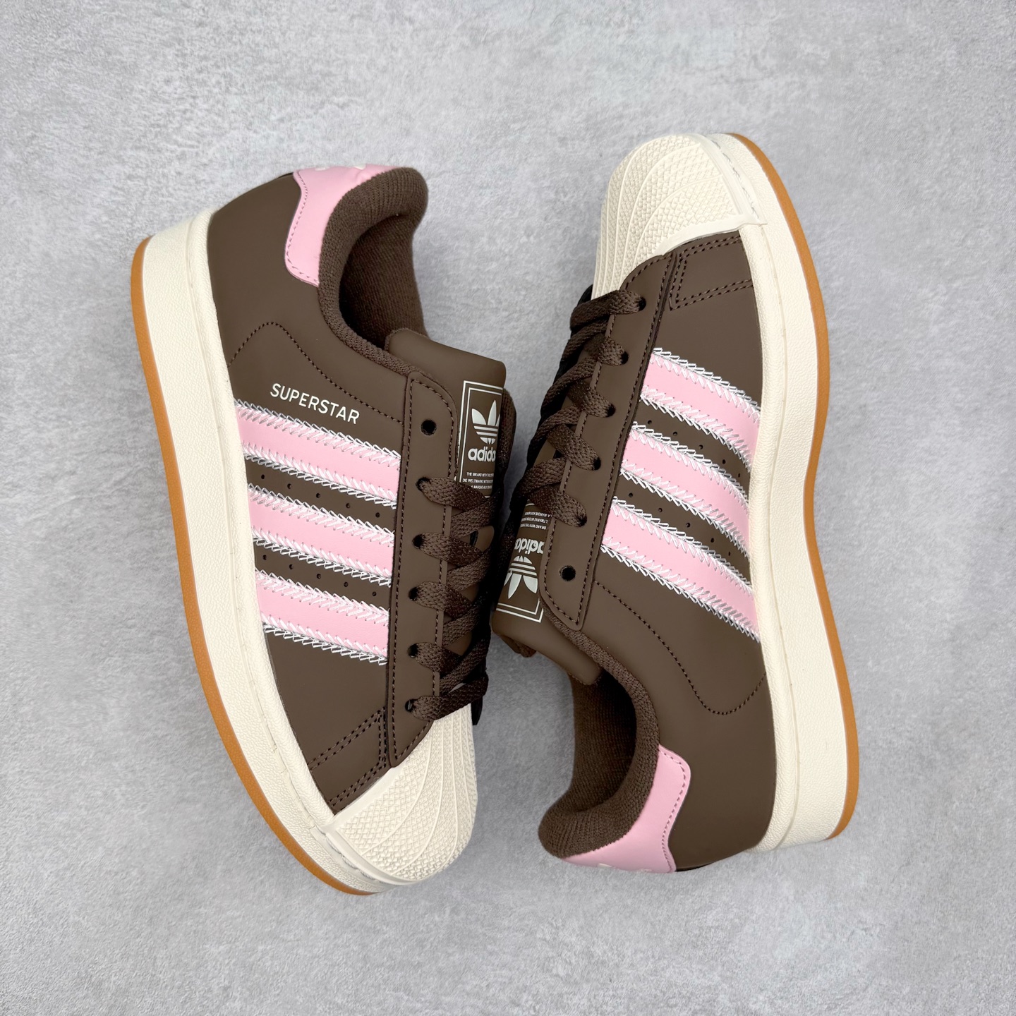 图片[3]-AD Originals Superstar 经典复古贝壳头板鞋 JP8167 诞生于1969年 是第一双将全皮面鞋 身与橡胶鞋头结合在一起的低帮篮球鞋 Superstar最开始 是作为高帮篮球鞋Pro Model的低帮版本而出现的 但因为其独特和醒目的橡胶鞋头造型而让大家熟知 被大家形象地称为\\\”shelltoe\\\”贝壳头 在70年代的美国职业篮球场上 接近3/4的NBA球员都将这双Superstar作为场上用鞋 80年代之后 经过不断的改良和发展 Superstar逐渐成为横跨时装、音乐、街头文化、休闲和运动等各大领域的时尚潮鞋 尺码：36 36.5 37 38 38.5 39 40 40.5 41 42 42.5 43 44 44.5 45-选品中心