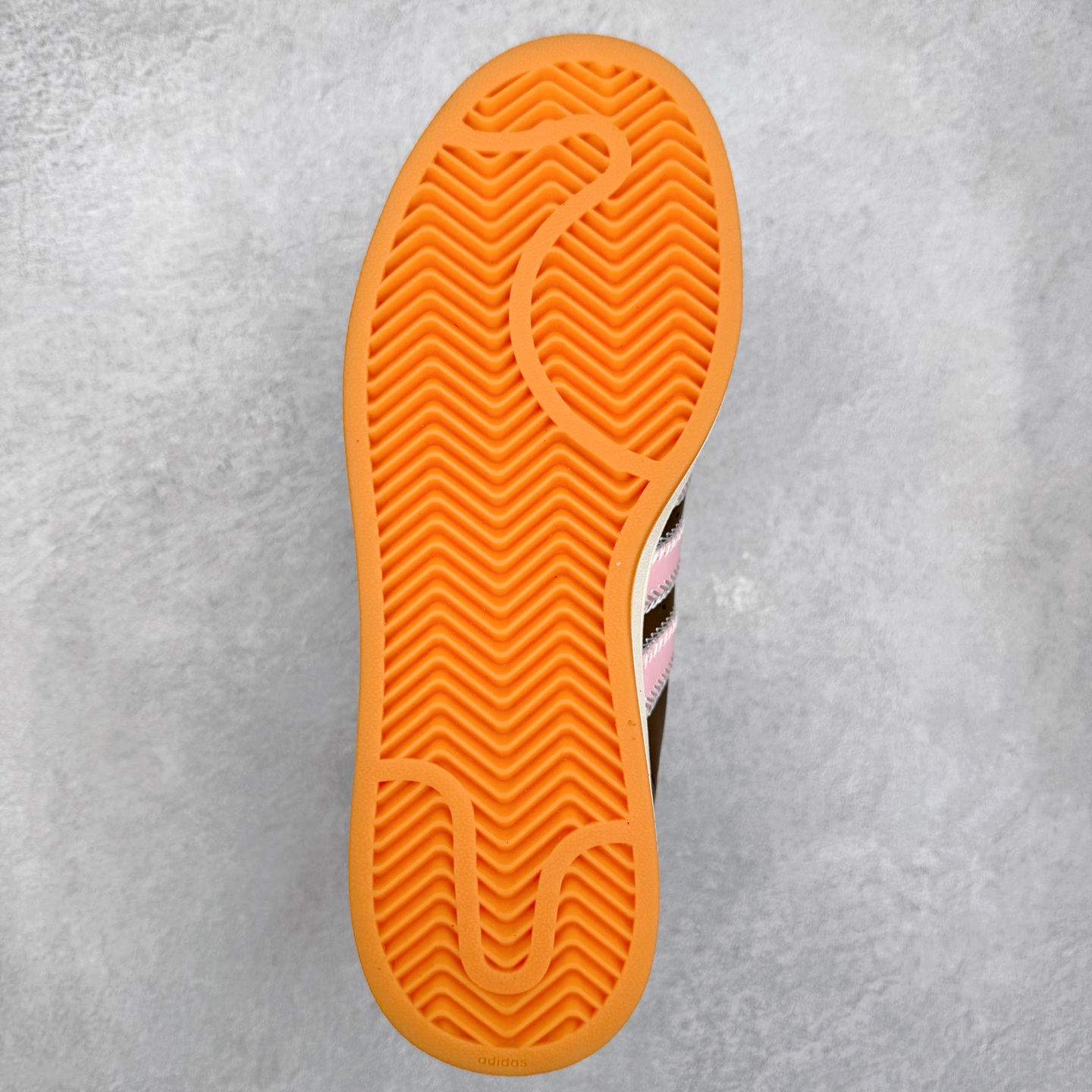 图片[9]-AD Originals Superstar 经典复古贝壳头板鞋 JP8167 诞生于1969年 是第一双将全皮面鞋 身与橡胶鞋头结合在一起的低帮篮球鞋 Superstar最开始 是作为高帮篮球鞋Pro Model的低帮版本而出现的 但因为其独特和醒目的橡胶鞋头造型而让大家熟知 被大家形象地称为\\\”shelltoe\\\”贝壳头 在70年代的美国职业篮球场上 接近3/4的NBA球员都将这双Superstar作为场上用鞋 80年代之后 经过不断的改良和发展 Superstar逐渐成为横跨时装、音乐、街头文化、休闲和运动等各大领域的时尚潮鞋 尺码：36 36.5 37 38 38.5 39 40 40.5 41 42 42.5 43 44 44.5 45-选品中心