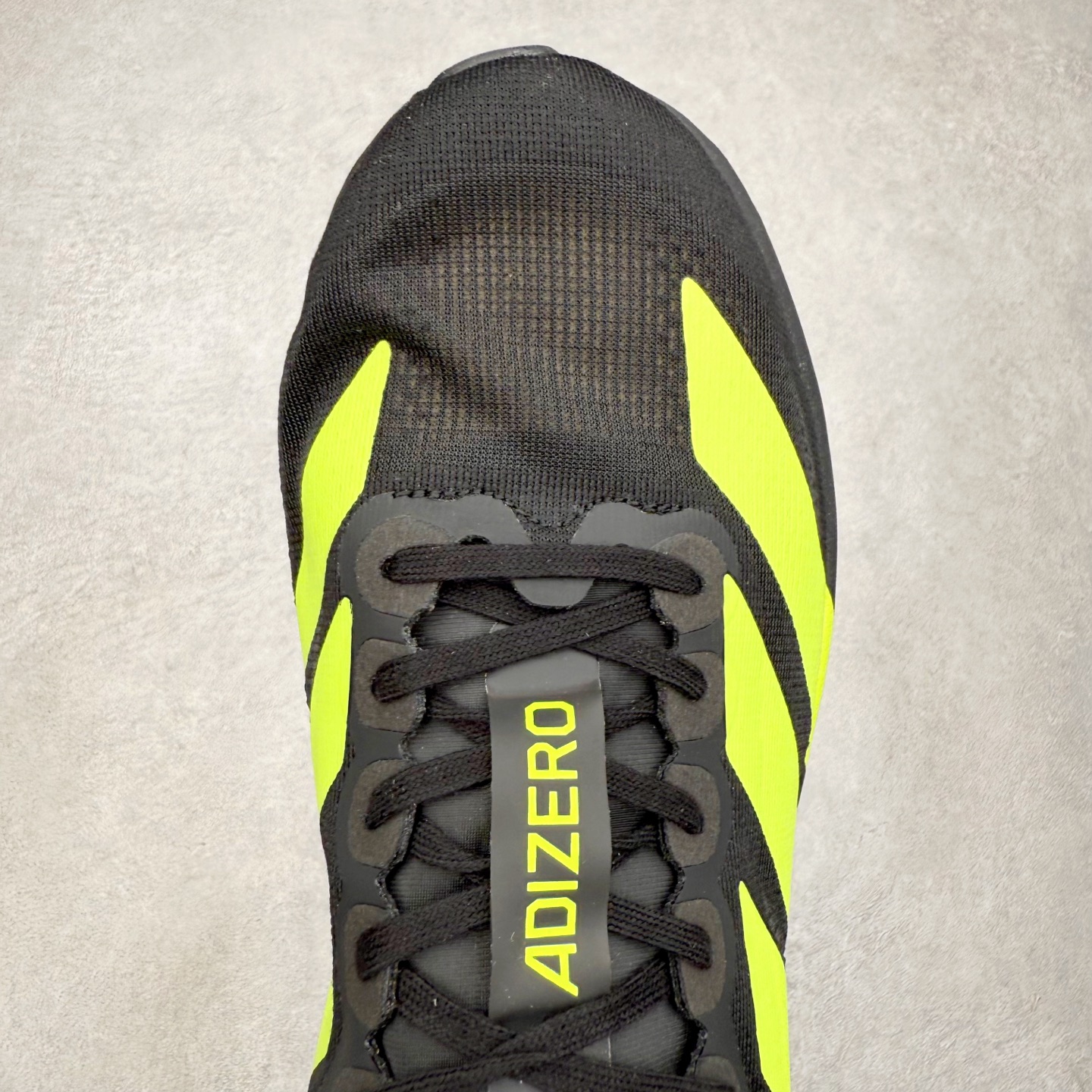 图片[4]-AD Adizero EVO SL 马拉松竞速专业跑鞋 JR3420 CELERMESH针织网面非常轻薄 纤维间的缝隙很大 可以保证跑步时的透气、排汗效果 鞋舌直接与两侧的内衬和鞋底连接在一起 在跑步过程中不会被鞋舌的左右移动所困扰 在标准鞋带孔的基础上再拓宽一组鞋带孔 适合不同脚型的需求 突破性 EnergyRods 技术，有助于跑者实现更好的成绩 中底独特的LIGHTSTRIKE PRO泡棉材质 微弹感觉在跑步过程中给予了良好的支撑体验 对于顶级精英和高水平进阶跑者来说 ADIOS PRO是一双值得信赖的竞速比赛用鞋 尺码：36 36.5 37.5 38 38.5 39 40 40.5 41 42 42.5 43 44 44.5 45-选品中心