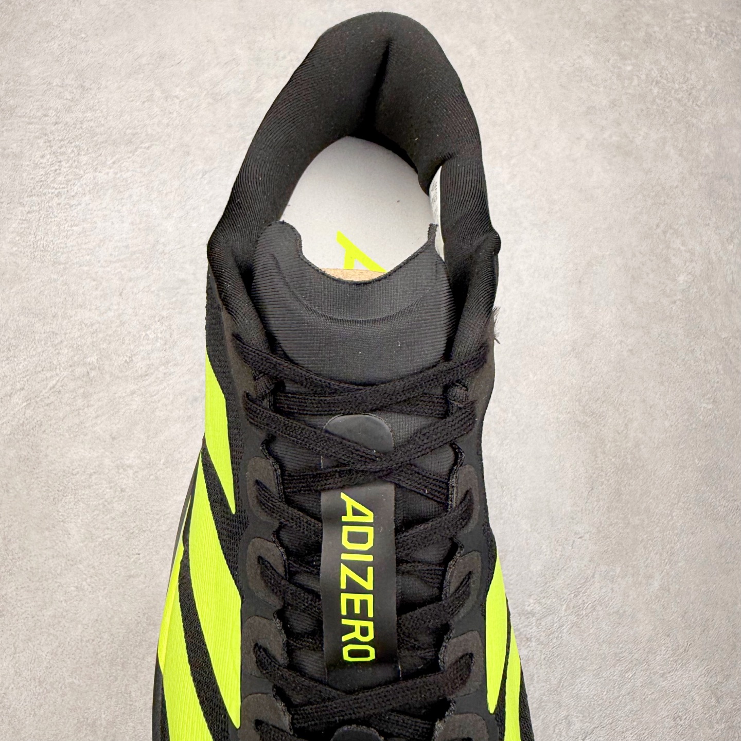 图片[5]-AD Adizero EVO SL 马拉松竞速专业跑鞋 JR3420 CELERMESH针织网面非常轻薄 纤维间的缝隙很大 可以保证跑步时的透气、排汗效果 鞋舌直接与两侧的内衬和鞋底连接在一起 在跑步过程中不会被鞋舌的左右移动所困扰 在标准鞋带孔的基础上再拓宽一组鞋带孔 适合不同脚型的需求 突破性 EnergyRods 技术，有助于跑者实现更好的成绩 中底独特的LIGHTSTRIKE PRO泡棉材质 微弹感觉在跑步过程中给予了良好的支撑体验 对于顶级精英和高水平进阶跑者来说 ADIOS PRO是一双值得信赖的竞速比赛用鞋 尺码：36 36.5 37.5 38 38.5 39 40 40.5 41 42 42.5 43 44 44.5 45-选品中心