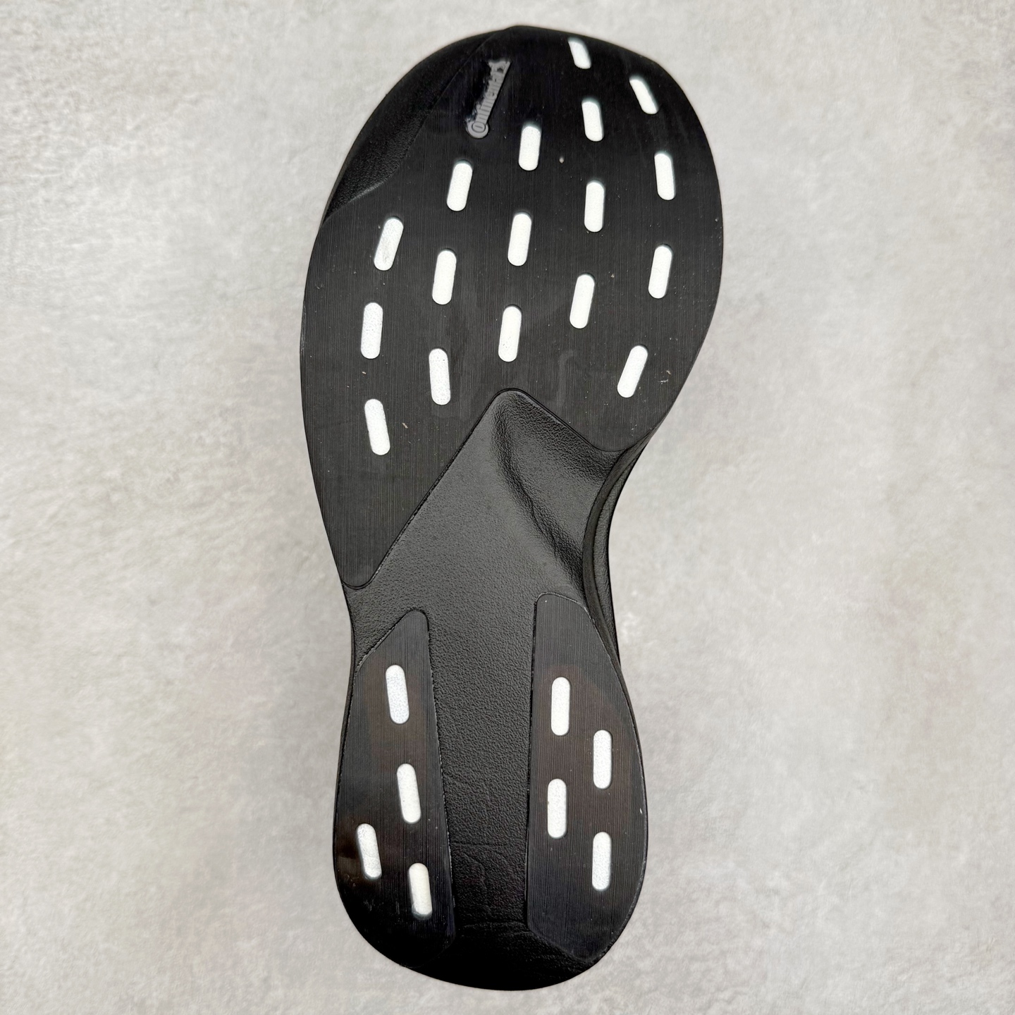 图片[9]-AD Adizero EVO SL 马拉松竞速专业跑鞋 JR3420 CELERMESH针织网面非常轻薄 纤维间的缝隙很大 可以保证跑步时的透气、排汗效果 鞋舌直接与两侧的内衬和鞋底连接在一起 在跑步过程中不会被鞋舌的左右移动所困扰 在标准鞋带孔的基础上再拓宽一组鞋带孔 适合不同脚型的需求 突破性 EnergyRods 技术，有助于跑者实现更好的成绩 中底独特的LIGHTSTRIKE PRO泡棉材质 微弹感觉在跑步过程中给予了良好的支撑体验 对于顶级精英和高水平进阶跑者来说 ADIOS PRO是一双值得信赖的竞速比赛用鞋 尺码：36 36.5 37.5 38 38.5 39 40 40.5 41 42 42.5 43 44 44.5 45-选品中心