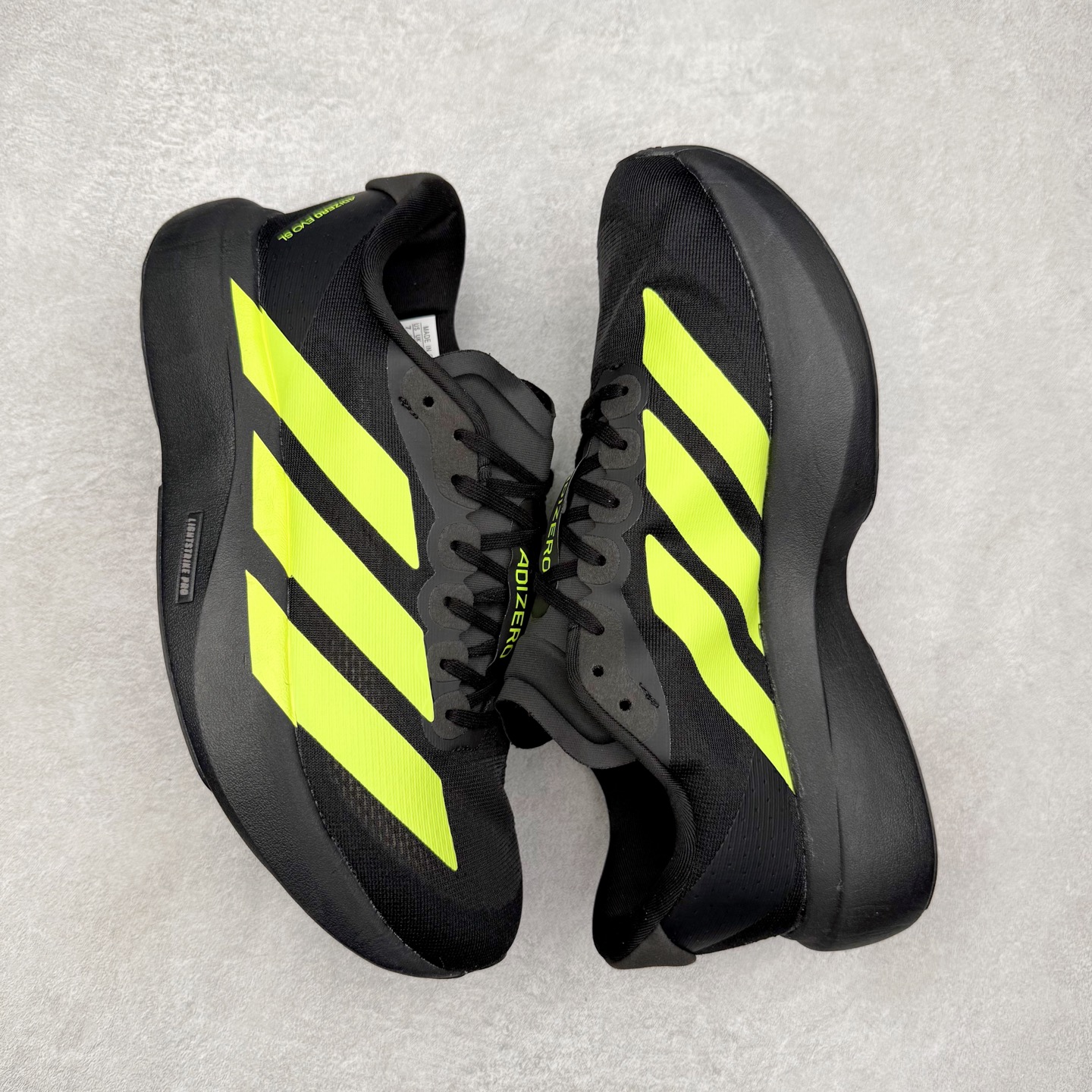 图片[3]-AD Adizero EVO SL 马拉松竞速专业跑鞋 JR3420 CELERMESH针织网面非常轻薄 纤维间的缝隙很大 可以保证跑步时的透气、排汗效果 鞋舌直接与两侧的内衬和鞋底连接在一起 在跑步过程中不会被鞋舌的左右移动所困扰 在标准鞋带孔的基础上再拓宽一组鞋带孔 适合不同脚型的需求 突破性 EnergyRods 技术，有助于跑者实现更好的成绩 中底独特的LIGHTSTRIKE PRO泡棉材质 微弹感觉在跑步过程中给予了良好的支撑体验 对于顶级精英和高水平进阶跑者来说 ADIOS PRO是一双值得信赖的竞速比赛用鞋 尺码：36 36.5 37.5 38 38.5 39 40 40.5 41 42 42.5 43 44 44.5 45-选品中心