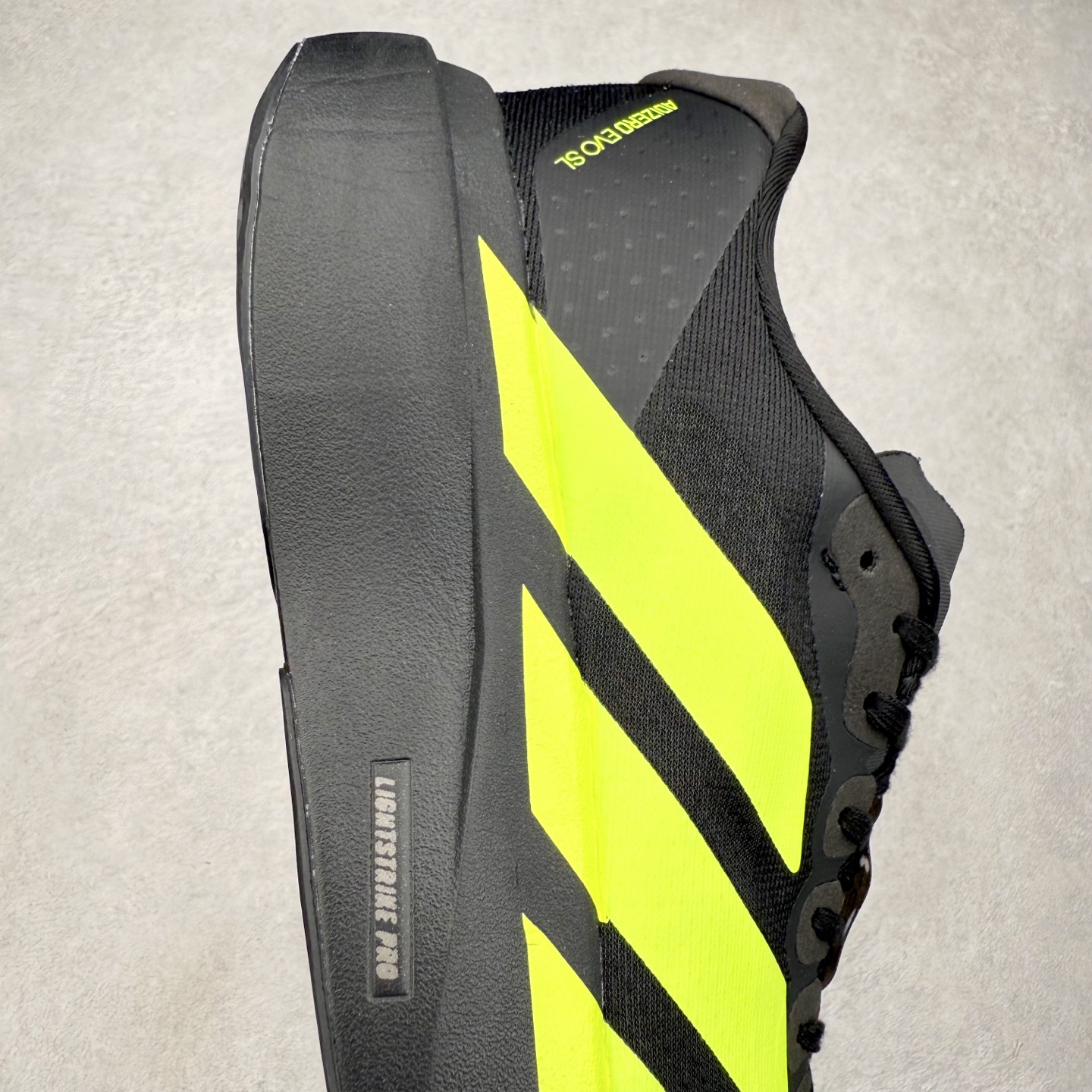 图片[6]-AD Adizero EVO SL 马拉松竞速专业跑鞋 JR3420 CELERMESH针织网面非常轻薄 纤维间的缝隙很大 可以保证跑步时的透气、排汗效果 鞋舌直接与两侧的内衬和鞋底连接在一起 在跑步过程中不会被鞋舌的左右移动所困扰 在标准鞋带孔的基础上再拓宽一组鞋带孔 适合不同脚型的需求 突破性 EnergyRods 技术，有助于跑者实现更好的成绩 中底独特的LIGHTSTRIKE PRO泡棉材质 微弹感觉在跑步过程中给予了良好的支撑体验 对于顶级精英和高水平进阶跑者来说 ADIOS PRO是一双值得信赖的竞速比赛用鞋 尺码：36 36.5 37.5 38 38.5 39 40 40.5 41 42 42.5 43 44 44.5 45-选品中心