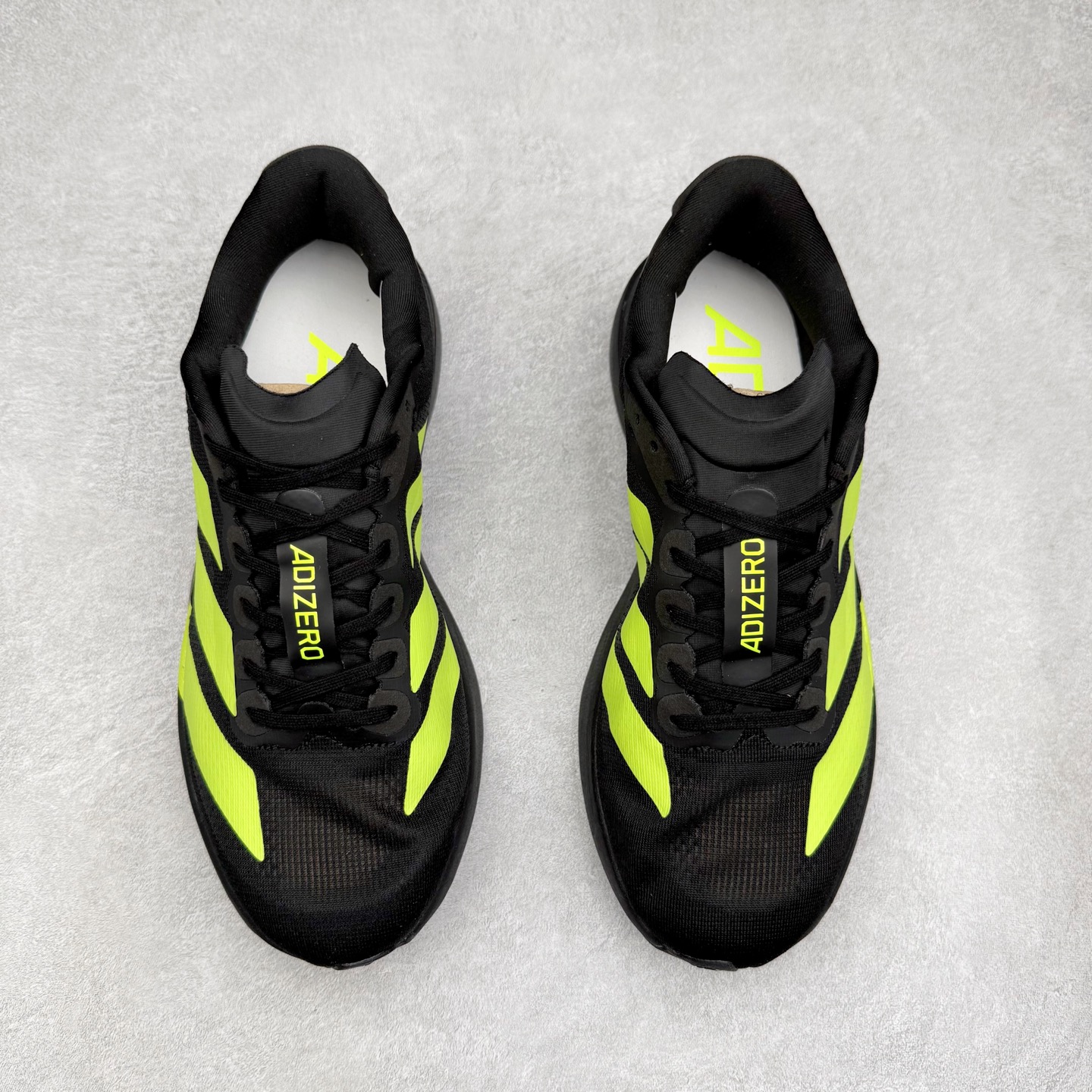 图片[2]-AD Adizero EVO SL 马拉松竞速专业跑鞋 JR3420 CELERMESH针织网面非常轻薄 纤维间的缝隙很大 可以保证跑步时的透气、排汗效果 鞋舌直接与两侧的内衬和鞋底连接在一起 在跑步过程中不会被鞋舌的左右移动所困扰 在标准鞋带孔的基础上再拓宽一组鞋带孔 适合不同脚型的需求 突破性 EnergyRods 技术，有助于跑者实现更好的成绩 中底独特的LIGHTSTRIKE PRO泡棉材质 微弹感觉在跑步过程中给予了良好的支撑体验 对于顶级精英和高水平进阶跑者来说 ADIOS PRO是一双值得信赖的竞速比赛用鞋 尺码：36 36.5 37.5 38 38.5 39 40 40.5 41 42 42.5 43 44 44.5 45-选品中心