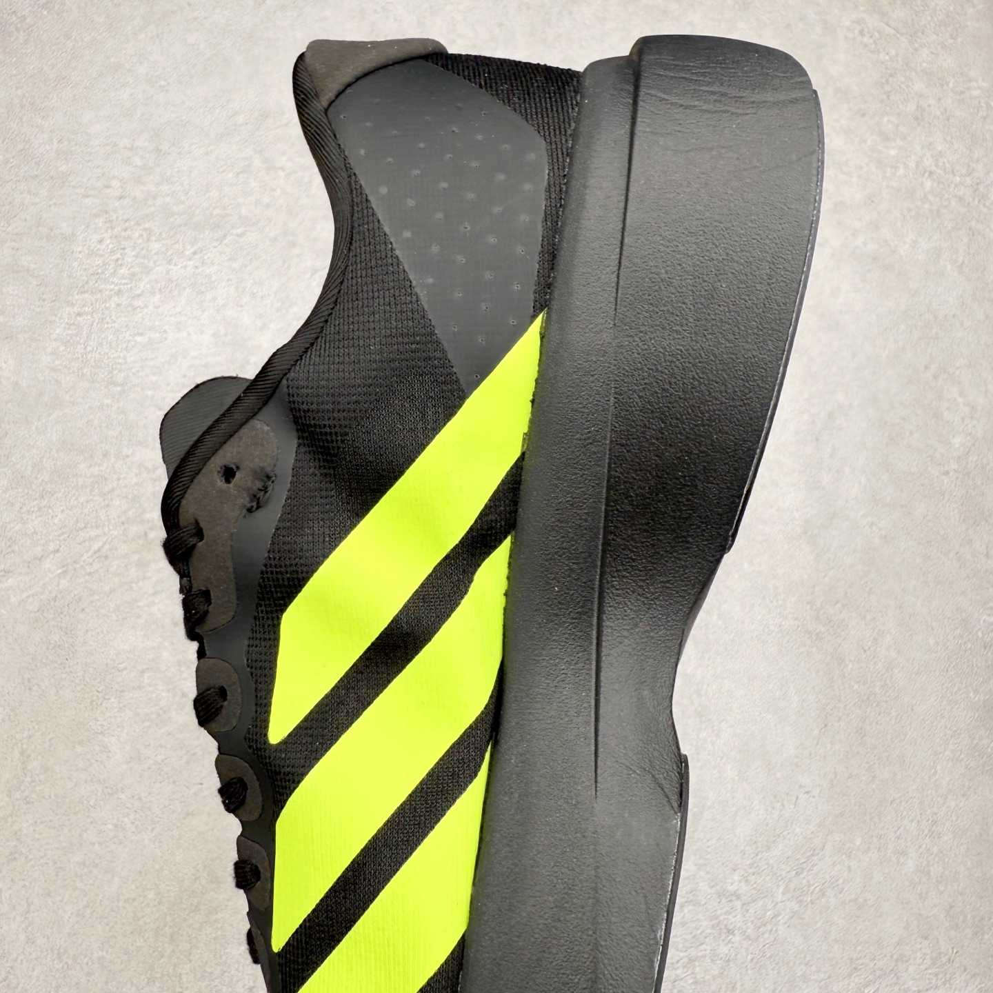 图片[7]-AD Adizero EVO SL 马拉松竞速专业跑鞋 JR3420 CELERMESH针织网面非常轻薄 纤维间的缝隙很大 可以保证跑步时的透气、排汗效果 鞋舌直接与两侧的内衬和鞋底连接在一起 在跑步过程中不会被鞋舌的左右移动所困扰 在标准鞋带孔的基础上再拓宽一组鞋带孔 适合不同脚型的需求 突破性 EnergyRods 技术，有助于跑者实现更好的成绩 中底独特的LIGHTSTRIKE PRO泡棉材质 微弹感觉在跑步过程中给予了良好的支撑体验 对于顶级精英和高水平进阶跑者来说 ADIOS PRO是一双值得信赖的竞速比赛用鞋 尺码：36 36.5 37.5 38 38.5 39 40 40.5 41 42 42.5 43 44 44.5 45-选品中心