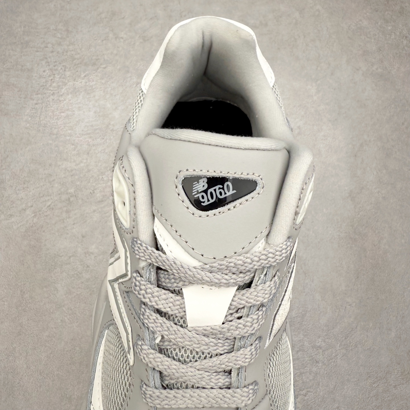 图片[5]-New Balance NB9060 复古运动鞋 新百伦又带来了新鞋型 并且是与芝加哥街头品牌 Joe Freshgoods 的联名款 鞋身主体采用了类似 990 系列的设计风格 与传统复古慢跑鞋区别不大 最大的变化就是鞋底部分 在传统设计的中底外层 增加了多个分区的模块 圆润的线条设计与我们熟悉的 New Balance 风格截然不同 但与同样充满弧形线条的鞋面搭配 看起来毫无违和感 尺码：36-45-选品中心