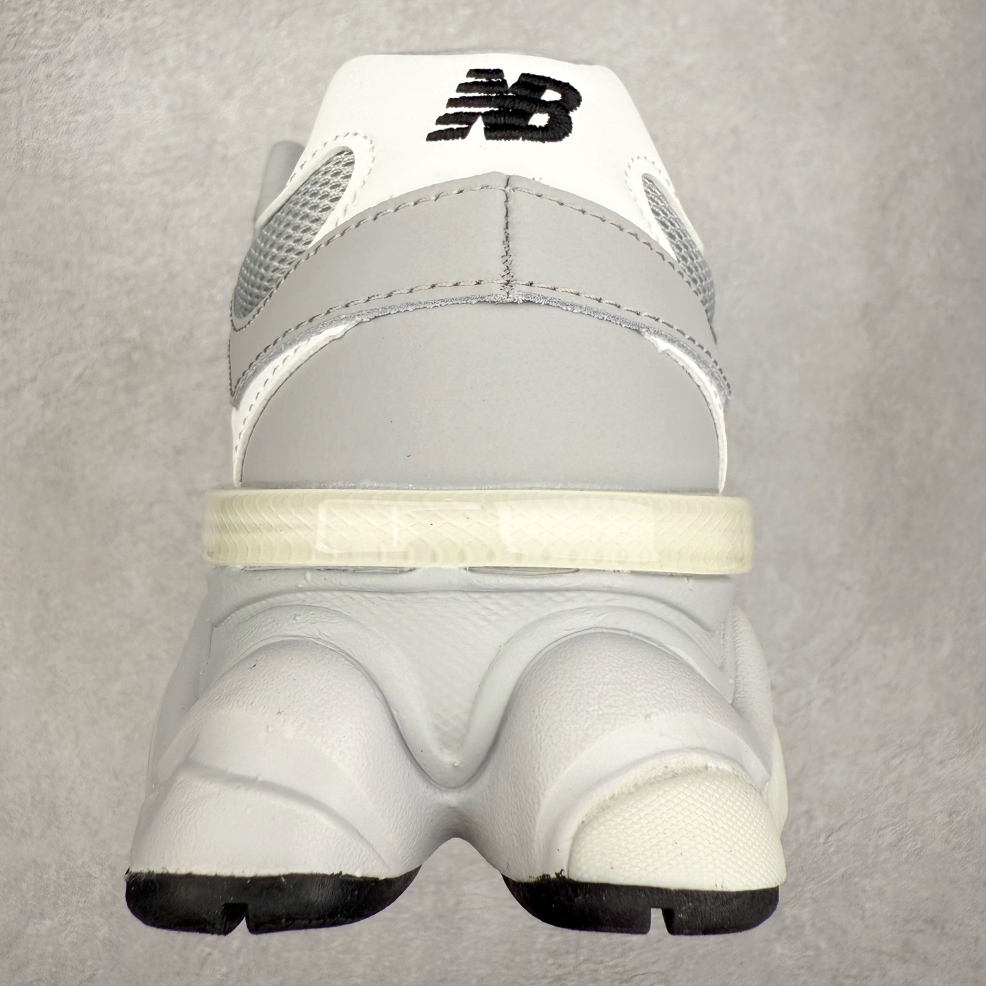 图片[8]-New Balance NB9060 复古运动鞋 新百伦又带来了新鞋型 并且是与芝加哥街头品牌 Joe Freshgoods 的联名款 鞋身主体采用了类似 990 系列的设计风格 与传统复古慢跑鞋区别不大 最大的变化就是鞋底部分 在传统设计的中底外层 增加了多个分区的模块 圆润的线条设计与我们熟悉的 New Balance 风格截然不同 但与同样充满弧形线条的鞋面搭配 看起来毫无违和感 尺码：36-45-选品中心