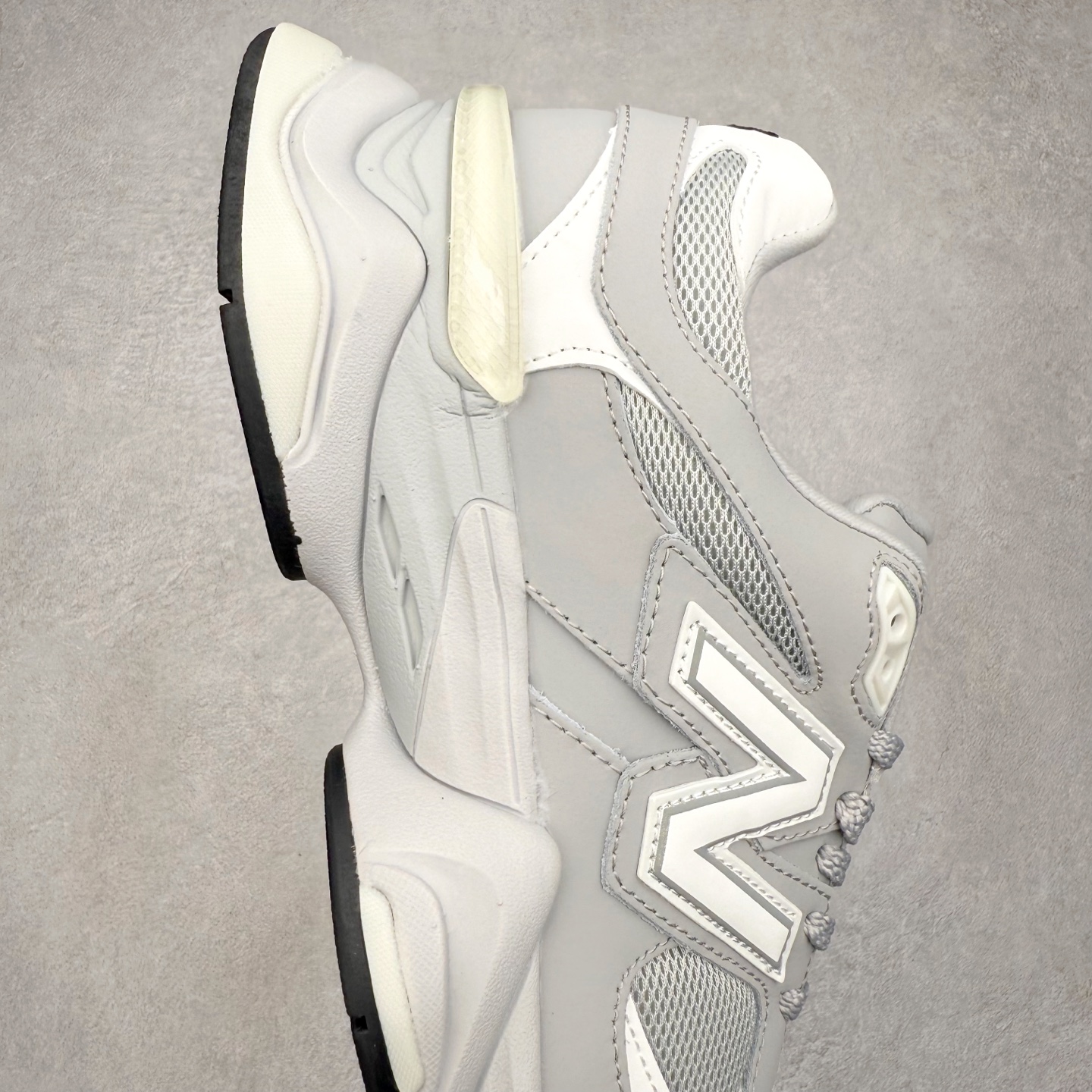 图片[6]-New Balance NB9060 复古运动鞋 新百伦又带来了新鞋型 并且是与芝加哥街头品牌 Joe Freshgoods 的联名款 鞋身主体采用了类似 990 系列的设计风格 与传统复古慢跑鞋区别不大 最大的变化就是鞋底部分 在传统设计的中底外层 增加了多个分区的模块 圆润的线条设计与我们熟悉的 New Balance 风格截然不同 但与同样充满弧形线条的鞋面搭配 看起来毫无违和感 尺码：36-45-选品中心