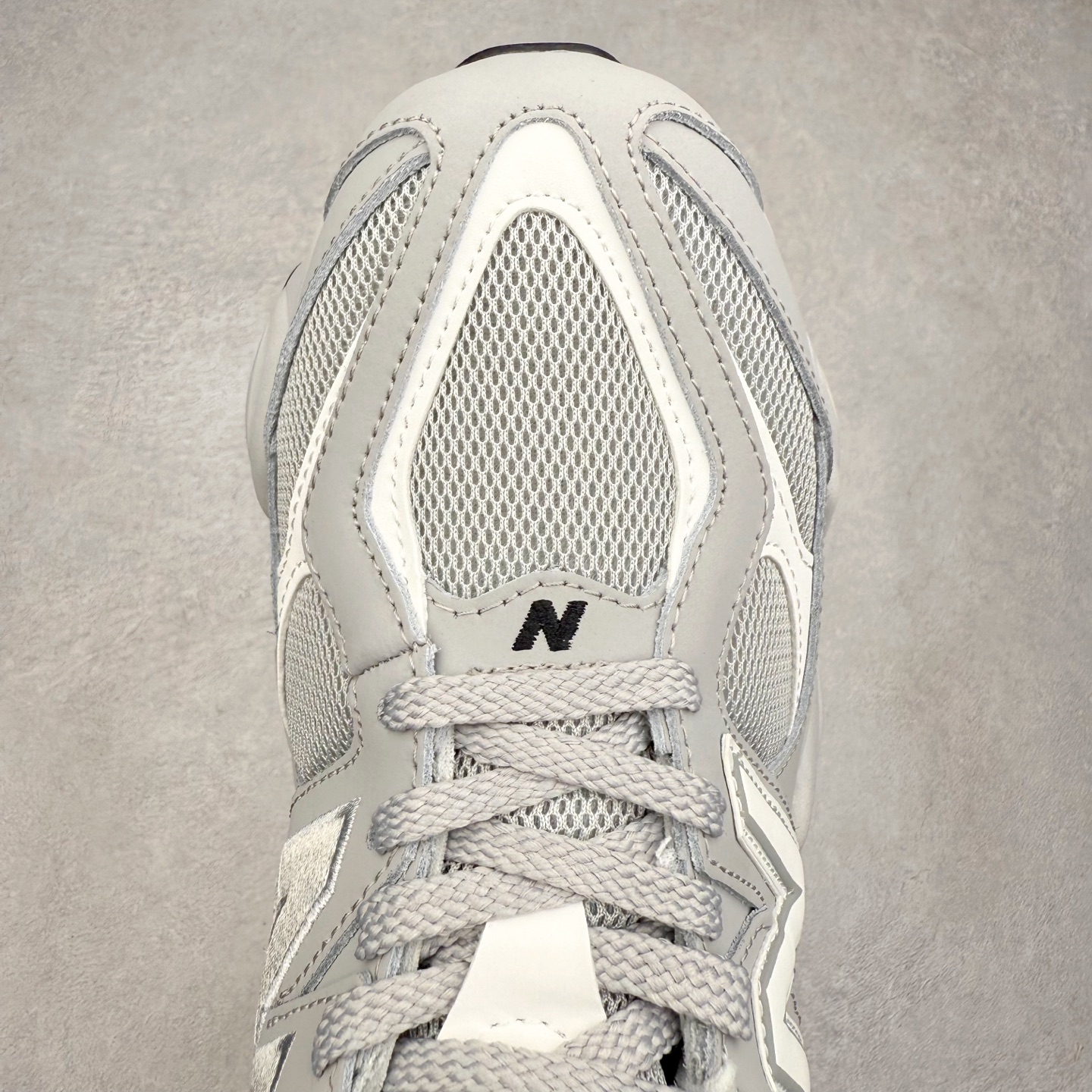 图片[4]-New Balance NB9060 复古运动鞋 新百伦又带来了新鞋型 并且是与芝加哥街头品牌 Joe Freshgoods 的联名款 鞋身主体采用了类似 990 系列的设计风格 与传统复古慢跑鞋区别不大 最大的变化就是鞋底部分 在传统设计的中底外层 增加了多个分区的模块 圆润的线条设计与我们熟悉的 New Balance 风格截然不同 但与同样充满弧形线条的鞋面搭配 看起来毫无违和感 尺码：36-45-选品中心