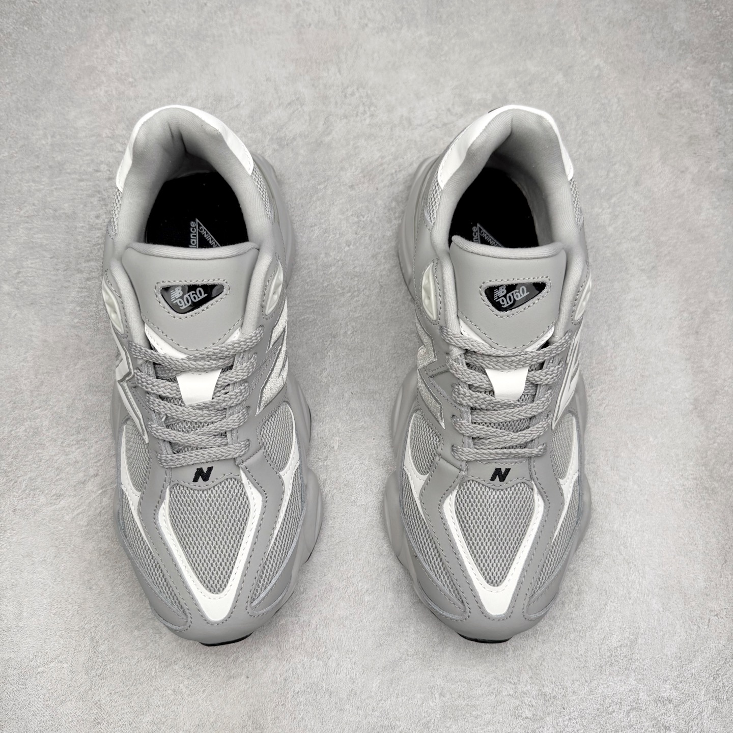 图片[2]-New Balance NB9060 复古运动鞋 新百伦又带来了新鞋型 并且是与芝加哥街头品牌 Joe Freshgoods 的联名款 鞋身主体采用了类似 990 系列的设计风格 与传统复古慢跑鞋区别不大 最大的变化就是鞋底部分 在传统设计的中底外层 增加了多个分区的模块 圆润的线条设计与我们熟悉的 New Balance 风格截然不同 但与同样充满弧形线条的鞋面搭配 看起来毫无违和感 尺码：36-45-选品中心