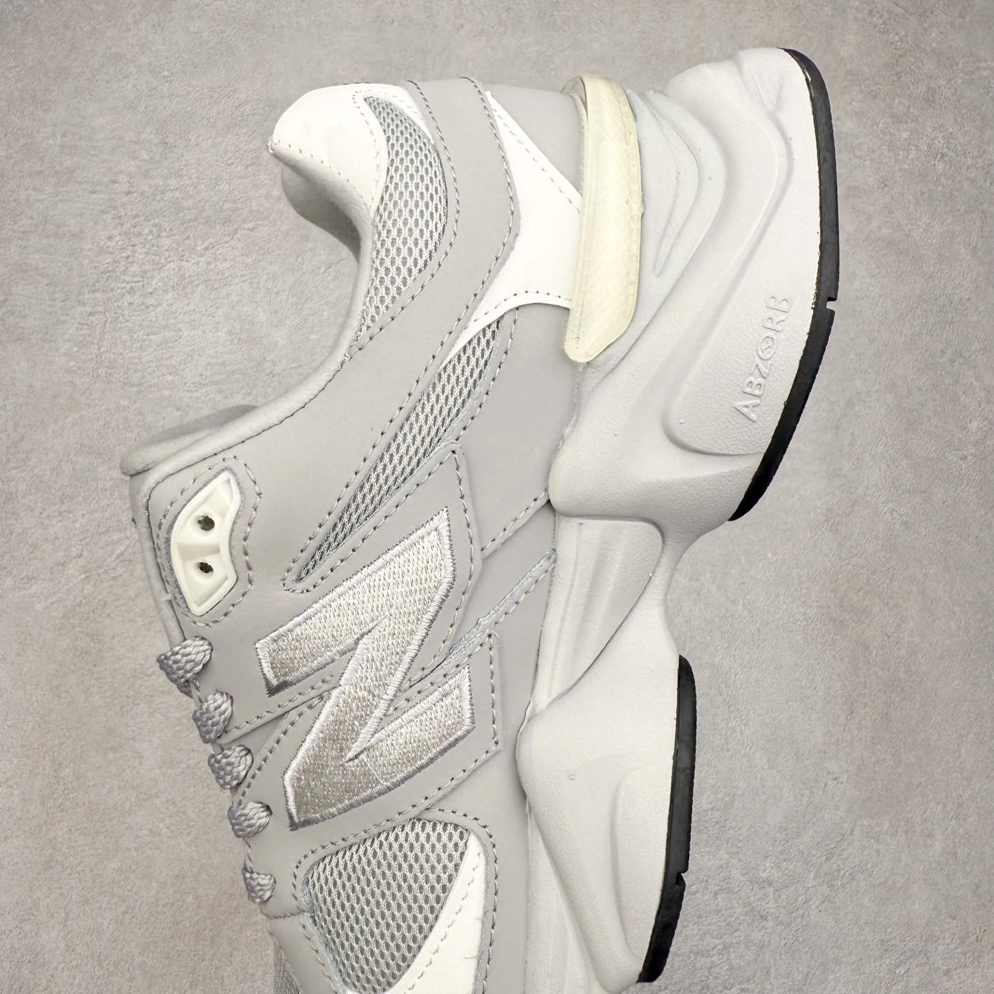 图片[7]-New Balance NB9060 复古运动鞋 新百伦又带来了新鞋型 并且是与芝加哥街头品牌 Joe Freshgoods 的联名款 鞋身主体采用了类似 990 系列的设计风格 与传统复古慢跑鞋区别不大 最大的变化就是鞋底部分 在传统设计的中底外层 增加了多个分区的模块 圆润的线条设计与我们熟悉的 New Balance 风格截然不同 但与同样充满弧形线条的鞋面搭配 看起来毫无违和感 尺码：36-45-选品中心