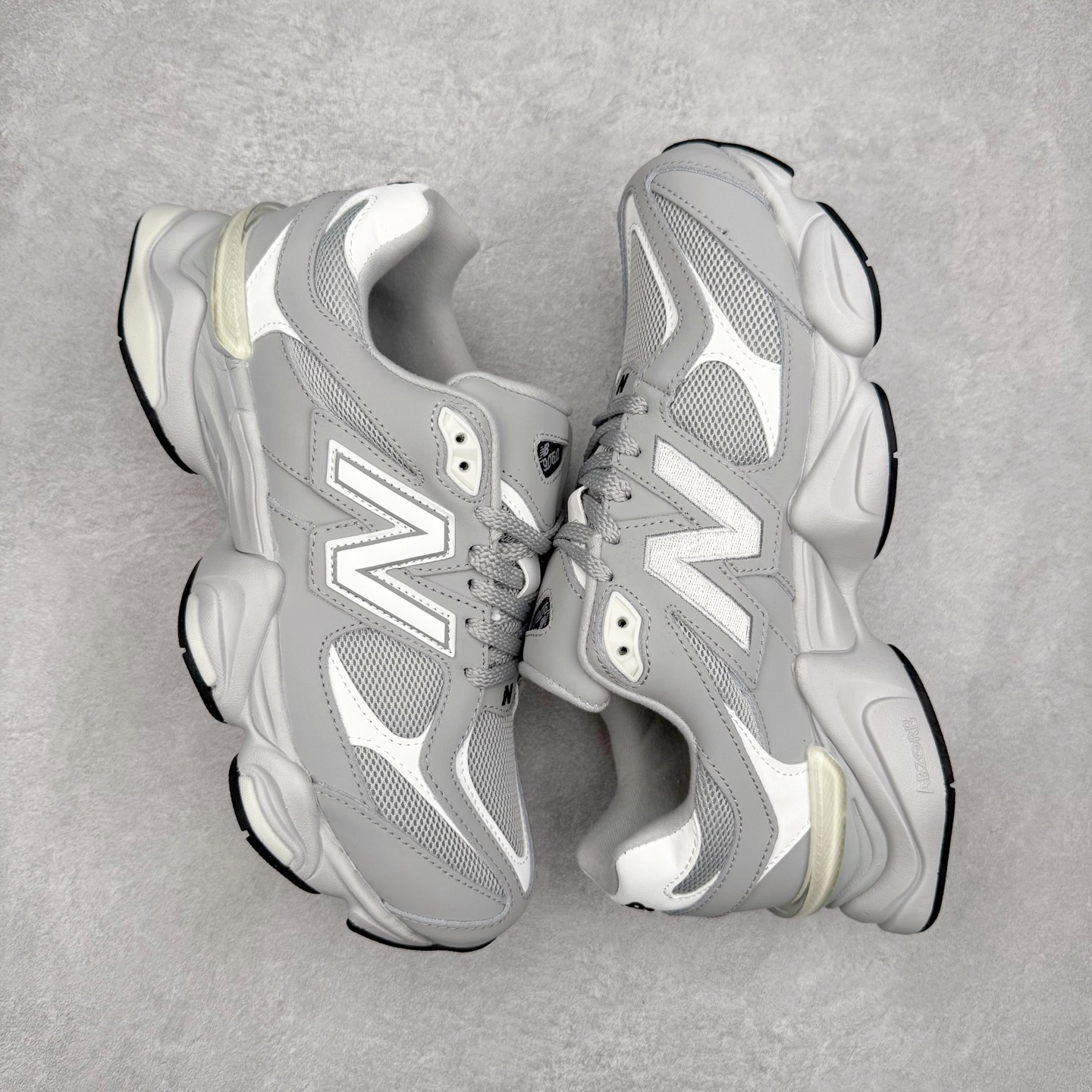 图片[3]-New Balance NB9060 复古运动鞋 新百伦又带来了新鞋型 并且是与芝加哥街头品牌 Joe Freshgoods 的联名款 鞋身主体采用了类似 990 系列的设计风格 与传统复古慢跑鞋区别不大 最大的变化就是鞋底部分 在传统设计的中底外层 增加了多个分区的模块 圆润的线条设计与我们熟悉的 New Balance 风格截然不同 但与同样充满弧形线条的鞋面搭配 看起来毫无违和感 尺码：36-45-选品中心