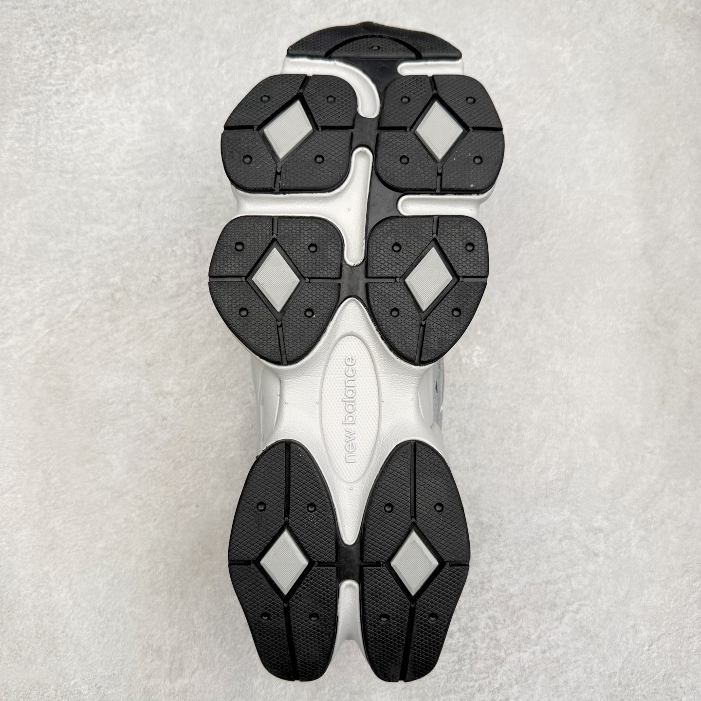 图片[9]-New Balance NB9060 复古运动鞋 新百伦又带来了新鞋型 并且是与芝加哥街头品牌 Joe Freshgoods 的联名款 鞋身主体采用了类似 990 系列的设计风格 与传统复古慢跑鞋区别不大 最大的变化就是鞋底部分 在传统设计的中底外层 增加了多个分区的模块 圆润的线条设计与我们熟悉的 New Balance 风格截然不同 但与同样充满弧形线条的鞋面搭配 看起来毫无违和感 尺码：36-45-选品中心