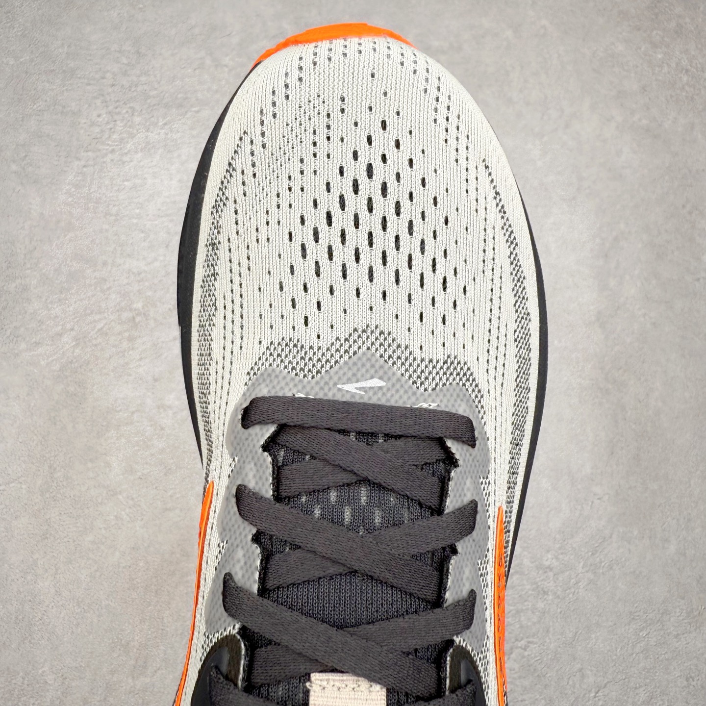 图片[4]-Brooks布鲁克斯 Ghost 17 马拉松舒适百搭防滑耐磨低帮跑步鞋 Brooks 四大跑鞋之一 百年品牌 跑鞋从外形上基本就能判断这是一款速度跑鞋 简洁干练的外形结构和极强的运动流线型看着非常有速度感 上脚的第一感觉是非常轻 美码9码的鞋单只206g不到 从个人偏好来说 200g左右的竞速鞋最具安全感 鞋面采用单层网布 很薄 前掌使用了大量开放式网眼 排气直接快速 透气性上乘 鞋舌也是轻量化设计 仅为一层麂皮 和脚背完美贴合 鞋舌中央有个防偏穿孔 从实际穿着来看 通常鞋舌都是外偏 如果是防偏穿孔位于中心 防偏效果其实并不十分有效 如果采用趋外侧的偏心设计更有效 鞋帮泡棉填充量不大 但非常紧凑 贴合舒适 包裹稳固 内置硬质TPU保证必要的稳定性 跑鞋中底采用的是DNA FLASH科技材料 DNA FLASH中底科技 是Brooks第一款将氮气注入中底的创新科技 主要原理是借助“超临界流体”发泡技术 将液态氮稳定的转化为气态氮 并使其均匀地形成无数紧密贴合的密闭式气囊结构 尺码：36 36.5 37.5 38 38.5 39 40 40.5 41 42 42.5 43 44 44.5 45 46-选品中心