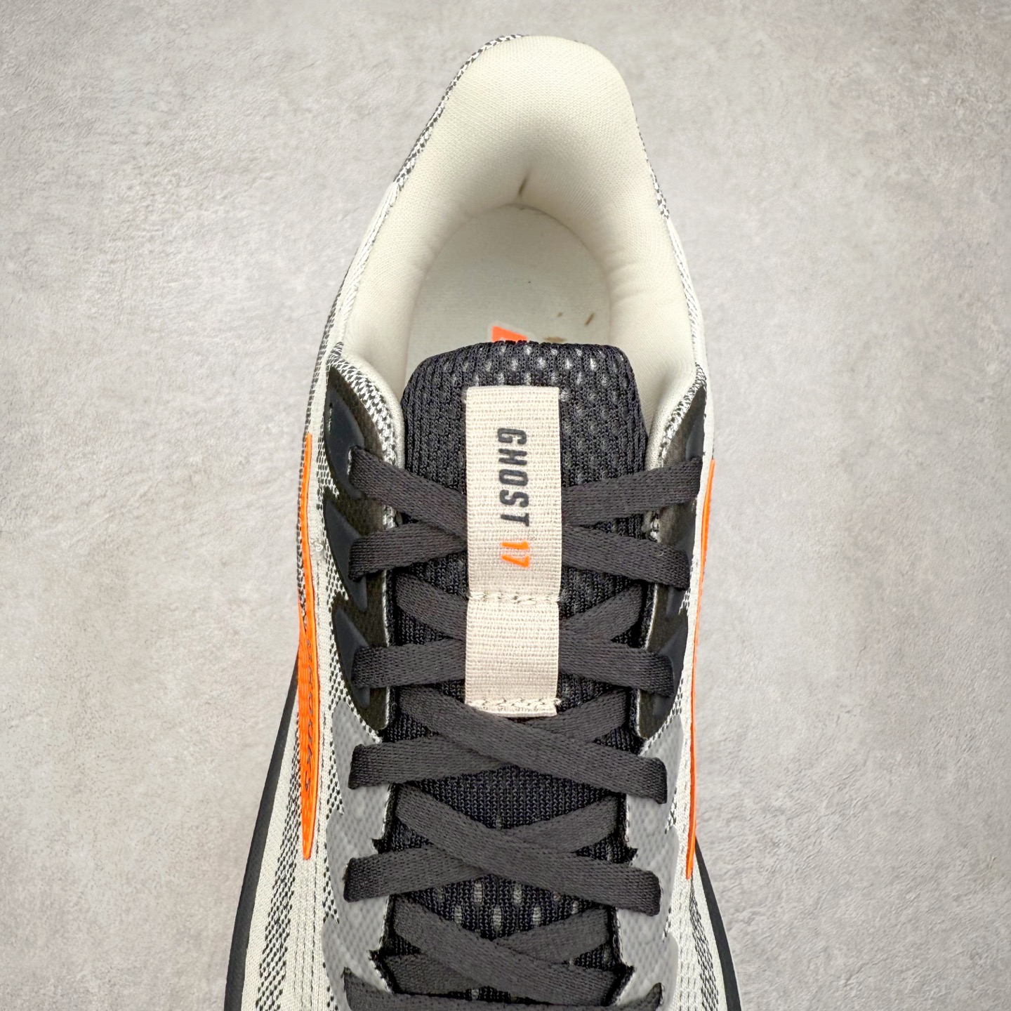 图片[5]-Brooks布鲁克斯 Ghost 17 马拉松舒适百搭防滑耐磨低帮跑步鞋 Brooks 四大跑鞋之一 百年品牌 跑鞋从外形上基本就能判断这是一款速度跑鞋 简洁干练的外形结构和极强的运动流线型看着非常有速度感 上脚的第一感觉是非常轻 美码9码的鞋单只206g不到 从个人偏好来说 200g左右的竞速鞋最具安全感 鞋面采用单层网布 很薄 前掌使用了大量开放式网眼 排气直接快速 透气性上乘 鞋舌也是轻量化设计 仅为一层麂皮 和脚背完美贴合 鞋舌中央有个防偏穿孔 从实际穿着来看 通常鞋舌都是外偏 如果是防偏穿孔位于中心 防偏效果其实并不十分有效 如果采用趋外侧的偏心设计更有效 鞋帮泡棉填充量不大 但非常紧凑 贴合舒适 包裹稳固 内置硬质TPU保证必要的稳定性 跑鞋中底采用的是DNA FLASH科技材料 DNA FLASH中底科技 是Brooks第一款将氮气注入中底的创新科技 主要原理是借助“超临界流体”发泡技术 将液态氮稳定的转化为气态氮 并使其均匀地形成无数紧密贴合的密闭式气囊结构 尺码：36 36.5 37.5 38 38.5 39 40 40.5 41 42 42.5 43 44 44.5 45 46-选品中心