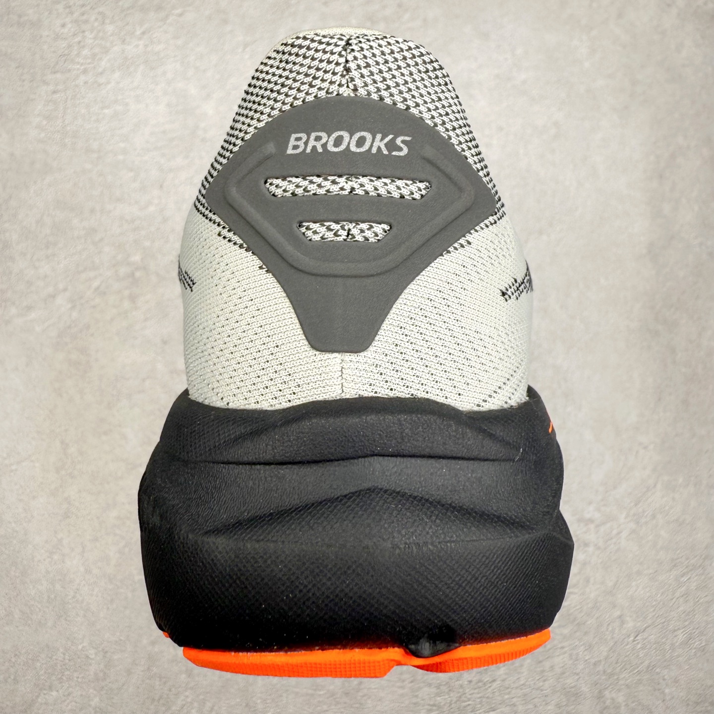 图片[8]-Brooks布鲁克斯 Ghost 17 马拉松舒适百搭防滑耐磨低帮跑步鞋 Brooks 四大跑鞋之一 百年品牌 跑鞋从外形上基本就能判断这是一款速度跑鞋 简洁干练的外形结构和极强的运动流线型看着非常有速度感 上脚的第一感觉是非常轻 美码9码的鞋单只206g不到 从个人偏好来说 200g左右的竞速鞋最具安全感 鞋面采用单层网布 很薄 前掌使用了大量开放式网眼 排气直接快速 透气性上乘 鞋舌也是轻量化设计 仅为一层麂皮 和脚背完美贴合 鞋舌中央有个防偏穿孔 从实际穿着来看 通常鞋舌都是外偏 如果是防偏穿孔位于中心 防偏效果其实并不十分有效 如果采用趋外侧的偏心设计更有效 鞋帮泡棉填充量不大 但非常紧凑 贴合舒适 包裹稳固 内置硬质TPU保证必要的稳定性 跑鞋中底采用的是DNA FLASH科技材料 DNA FLASH中底科技 是Brooks第一款将氮气注入中底的创新科技 主要原理是借助“超临界流体”发泡技术 将液态氮稳定的转化为气态氮 并使其均匀地形成无数紧密贴合的密闭式气囊结构 尺码：36 36.5 37.5 38 38.5 39 40 40.5 41 42 42.5 43 44 44.5 45 46-选品中心