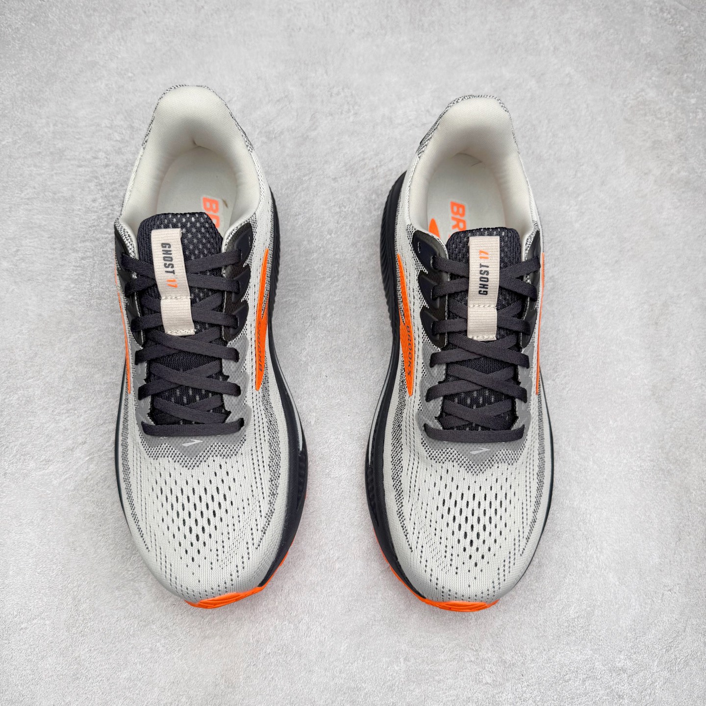 图片[2]-Brooks布鲁克斯 Ghost 17 马拉松舒适百搭防滑耐磨低帮跑步鞋 Brooks 四大跑鞋之一 百年品牌 跑鞋从外形上基本就能判断这是一款速度跑鞋 简洁干练的外形结构和极强的运动流线型看着非常有速度感 上脚的第一感觉是非常轻 美码9码的鞋单只206g不到 从个人偏好来说 200g左右的竞速鞋最具安全感 鞋面采用单层网布 很薄 前掌使用了大量开放式网眼 排气直接快速 透气性上乘 鞋舌也是轻量化设计 仅为一层麂皮 和脚背完美贴合 鞋舌中央有个防偏穿孔 从实际穿着来看 通常鞋舌都是外偏 如果是防偏穿孔位于中心 防偏效果其实并不十分有效 如果采用趋外侧的偏心设计更有效 鞋帮泡棉填充量不大 但非常紧凑 贴合舒适 包裹稳固 内置硬质TPU保证必要的稳定性 跑鞋中底采用的是DNA FLASH科技材料 DNA FLASH中底科技 是Brooks第一款将氮气注入中底的创新科技 主要原理是借助“超临界流体”发泡技术 将液态氮稳定的转化为气态氮 并使其均匀地形成无数紧密贴合的密闭式气囊结构 尺码：36 36.5 37.5 38 38.5 39 40 40.5 41 42 42.5 43 44 44.5 45 46-选品中心