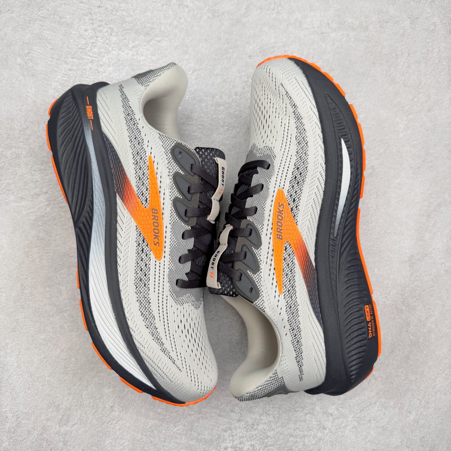 图片[3]-Brooks布鲁克斯 Ghost 17 马拉松舒适百搭防滑耐磨低帮跑步鞋 Brooks 四大跑鞋之一 百年品牌 跑鞋从外形上基本就能判断这是一款速度跑鞋 简洁干练的外形结构和极强的运动流线型看着非常有速度感 上脚的第一感觉是非常轻 美码9码的鞋单只206g不到 从个人偏好来说 200g左右的竞速鞋最具安全感 鞋面采用单层网布 很薄 前掌使用了大量开放式网眼 排气直接快速 透气性上乘 鞋舌也是轻量化设计 仅为一层麂皮 和脚背完美贴合 鞋舌中央有个防偏穿孔 从实际穿着来看 通常鞋舌都是外偏 如果是防偏穿孔位于中心 防偏效果其实并不十分有效 如果采用趋外侧的偏心设计更有效 鞋帮泡棉填充量不大 但非常紧凑 贴合舒适 包裹稳固 内置硬质TPU保证必要的稳定性 跑鞋中底采用的是DNA FLASH科技材料 DNA FLASH中底科技 是Brooks第一款将氮气注入中底的创新科技 主要原理是借助“超临界流体”发泡技术 将液态氮稳定的转化为气态氮 并使其均匀地形成无数紧密贴合的密闭式气囊结构 尺码：36 36.5 37.5 38 38.5 39 40 40.5 41 42 42.5 43 44 44.5 45 46-选品中心