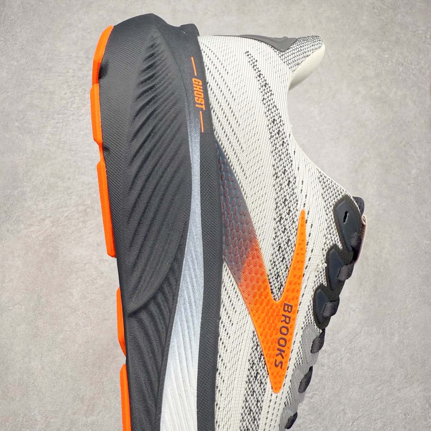 图片[6]-Brooks布鲁克斯 Ghost 17 马拉松舒适百搭防滑耐磨低帮跑步鞋 Brooks 四大跑鞋之一 百年品牌 跑鞋从外形上基本就能判断这是一款速度跑鞋 简洁干练的外形结构和极强的运动流线型看着非常有速度感 上脚的第一感觉是非常轻 美码9码的鞋单只206g不到 从个人偏好来说 200g左右的竞速鞋最具安全感 鞋面采用单层网布 很薄 前掌使用了大量开放式网眼 排气直接快速 透气性上乘 鞋舌也是轻量化设计 仅为一层麂皮 和脚背完美贴合 鞋舌中央有个防偏穿孔 从实际穿着来看 通常鞋舌都是外偏 如果是防偏穿孔位于中心 防偏效果其实并不十分有效 如果采用趋外侧的偏心设计更有效 鞋帮泡棉填充量不大 但非常紧凑 贴合舒适 包裹稳固 内置硬质TPU保证必要的稳定性 跑鞋中底采用的是DNA FLASH科技材料 DNA FLASH中底科技 是Brooks第一款将氮气注入中底的创新科技 主要原理是借助“超临界流体”发泡技术 将液态氮稳定的转化为气态氮 并使其均匀地形成无数紧密贴合的密闭式气囊结构 尺码：36 36.5 37.5 38 38.5 39 40 40.5 41 42 42.5 43 44 44.5 45 46-选品中心