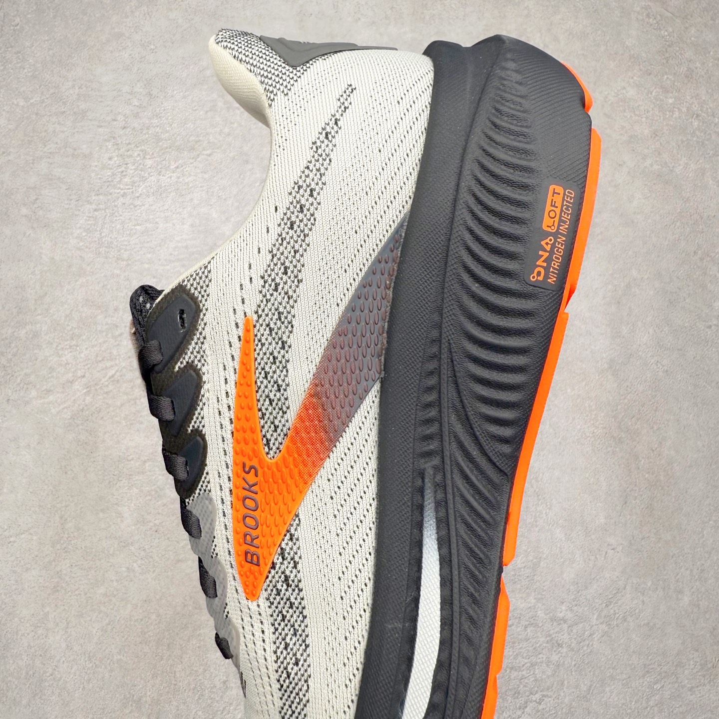 图片[7]-Brooks布鲁克斯 Ghost 17 马拉松舒适百搭防滑耐磨低帮跑步鞋 Brooks 四大跑鞋之一 百年品牌 跑鞋从外形上基本就能判断这是一款速度跑鞋 简洁干练的外形结构和极强的运动流线型看着非常有速度感 上脚的第一感觉是非常轻 美码9码的鞋单只206g不到 从个人偏好来说 200g左右的竞速鞋最具安全感 鞋面采用单层网布 很薄 前掌使用了大量开放式网眼 排气直接快速 透气性上乘 鞋舌也是轻量化设计 仅为一层麂皮 和脚背完美贴合 鞋舌中央有个防偏穿孔 从实际穿着来看 通常鞋舌都是外偏 如果是防偏穿孔位于中心 防偏效果其实并不十分有效 如果采用趋外侧的偏心设计更有效 鞋帮泡棉填充量不大 但非常紧凑 贴合舒适 包裹稳固 内置硬质TPU保证必要的稳定性 跑鞋中底采用的是DNA FLASH科技材料 DNA FLASH中底科技 是Brooks第一款将氮气注入中底的创新科技 主要原理是借助“超临界流体”发泡技术 将液态氮稳定的转化为气态氮 并使其均匀地形成无数紧密贴合的密闭式气囊结构 尺码：36 36.5 37.5 38 38.5 39 40 40.5 41 42 42.5 43 44 44.5 45 46-选品中心