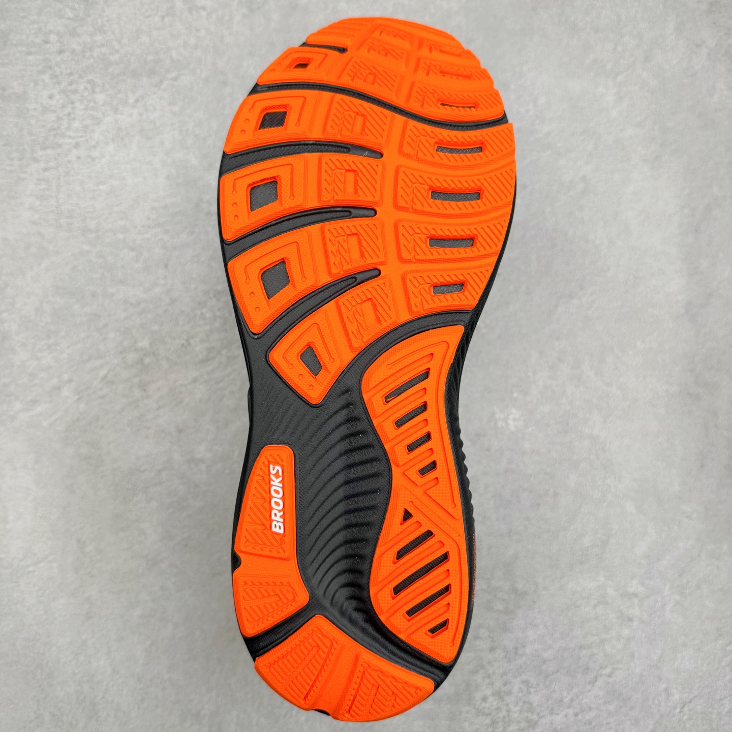 图片[9]-Brooks布鲁克斯 Ghost 17 马拉松舒适百搭防滑耐磨低帮跑步鞋 Brooks 四大跑鞋之一 百年品牌 跑鞋从外形上基本就能判断这是一款速度跑鞋 简洁干练的外形结构和极强的运动流线型看着非常有速度感 上脚的第一感觉是非常轻 美码9码的鞋单只206g不到 从个人偏好来说 200g左右的竞速鞋最具安全感 鞋面采用单层网布 很薄 前掌使用了大量开放式网眼 排气直接快速 透气性上乘 鞋舌也是轻量化设计 仅为一层麂皮 和脚背完美贴合 鞋舌中央有个防偏穿孔 从实际穿着来看 通常鞋舌都是外偏 如果是防偏穿孔位于中心 防偏效果其实并不十分有效 如果采用趋外侧的偏心设计更有效 鞋帮泡棉填充量不大 但非常紧凑 贴合舒适 包裹稳固 内置硬质TPU保证必要的稳定性 跑鞋中底采用的是DNA FLASH科技材料 DNA FLASH中底科技 是Brooks第一款将氮气注入中底的创新科技 主要原理是借助“超临界流体”发泡技术 将液态氮稳定的转化为气态氮 并使其均匀地形成无数紧密贴合的密闭式气囊结构 尺码：36 36.5 37.5 38 38.5 39 40 40.5 41 42 42.5 43 44 44.5 45 46-选品中心