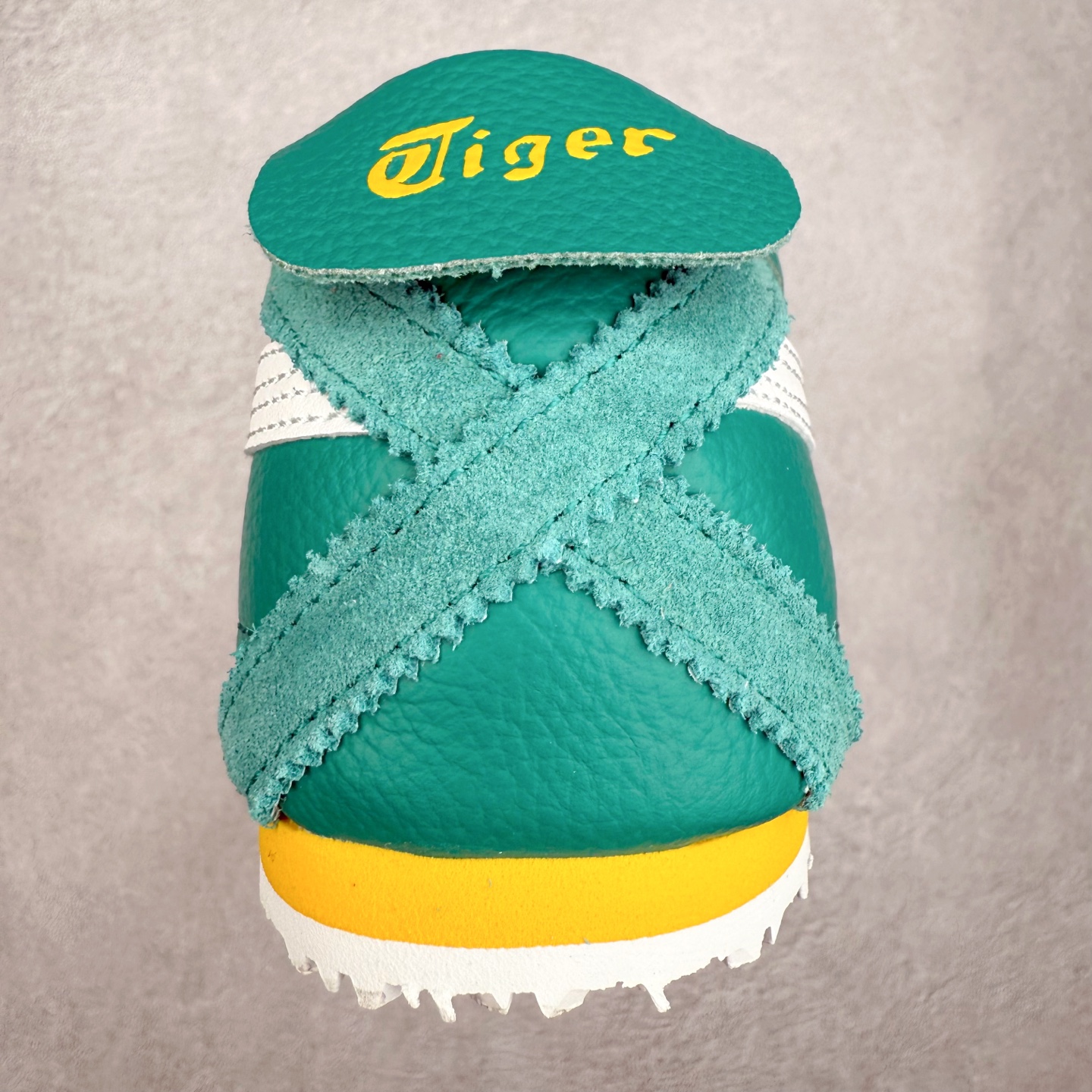 图片[8]-＃C版 Asics Onitsuka Tiger MEXICO 66 亚瑟士鬼冢虎复古经典板鞋 市场王者选手 海外订单工厂出品 长期生产补货永不断码 超成熟稳定的做工品控 原装全套纸板楦头开发 原汁原味 完美呈现版型 私模正确鞋底咬花纹路 一比一鞋头弧度高度鞋身弧度 绝不口嗨 细节品控鞋型随意秒杀市面 原档咬花纹路私模大底 一个单元有六个三角形 总体形拼接呈现花瓣状 官方四联吊牌 原装Ortholite轻量化鞋垫 原盒原配 质保卡 说明书 钢印防尘纸 纸板中底带钢印 乳胶组合鞋垫 支持全方位的对比专柜 产品从款式颜色造型上体现出追求舒适和细节的完美 鞋类更是推崇手工制作的严谨与完美 融舒适性与可穿性的设计风格 注重细节的完美和别致魅力 既保持稳重 又不失轻松的时尚感 尺码：36 37 37.5 38 39 39.5 40 40.5 41.5 42 42.5 43.5 44 45-选品中心