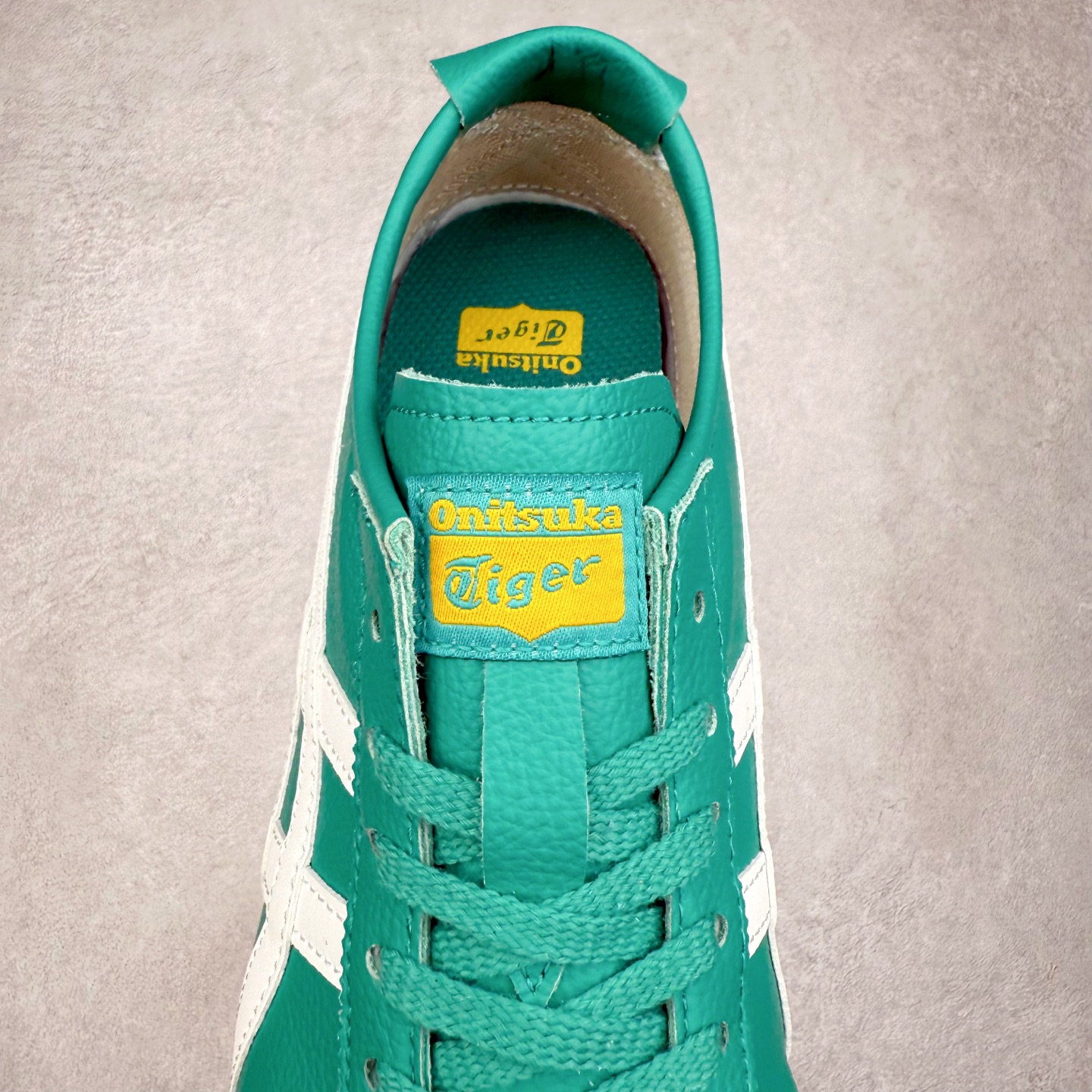 图片[5]-＃C版 Asics Onitsuka Tiger MEXICO 66 亚瑟士鬼冢虎复古经典板鞋 市场王者选手 海外订单工厂出品 长期生产补货永不断码 超成熟稳定的做工品控 原装全套纸板楦头开发 原汁原味 完美呈现版型 私模正确鞋底咬花纹路 一比一鞋头弧度高度鞋身弧度 绝不口嗨 细节品控鞋型随意秒杀市面 原档咬花纹路私模大底 一个单元有六个三角形 总体形拼接呈现花瓣状 官方四联吊牌 原装Ortholite轻量化鞋垫 原盒原配 质保卡 说明书 钢印防尘纸 纸板中底带钢印 乳胶组合鞋垫 支持全方位的对比专柜 产品从款式颜色造型上体现出追求舒适和细节的完美 鞋类更是推崇手工制作的严谨与完美 融舒适性与可穿性的设计风格 注重细节的完美和别致魅力 既保持稳重 又不失轻松的时尚感 尺码：36 37 37.5 38 39 39.5 40 40.5 41.5 42 42.5 43.5 44 45-选品中心