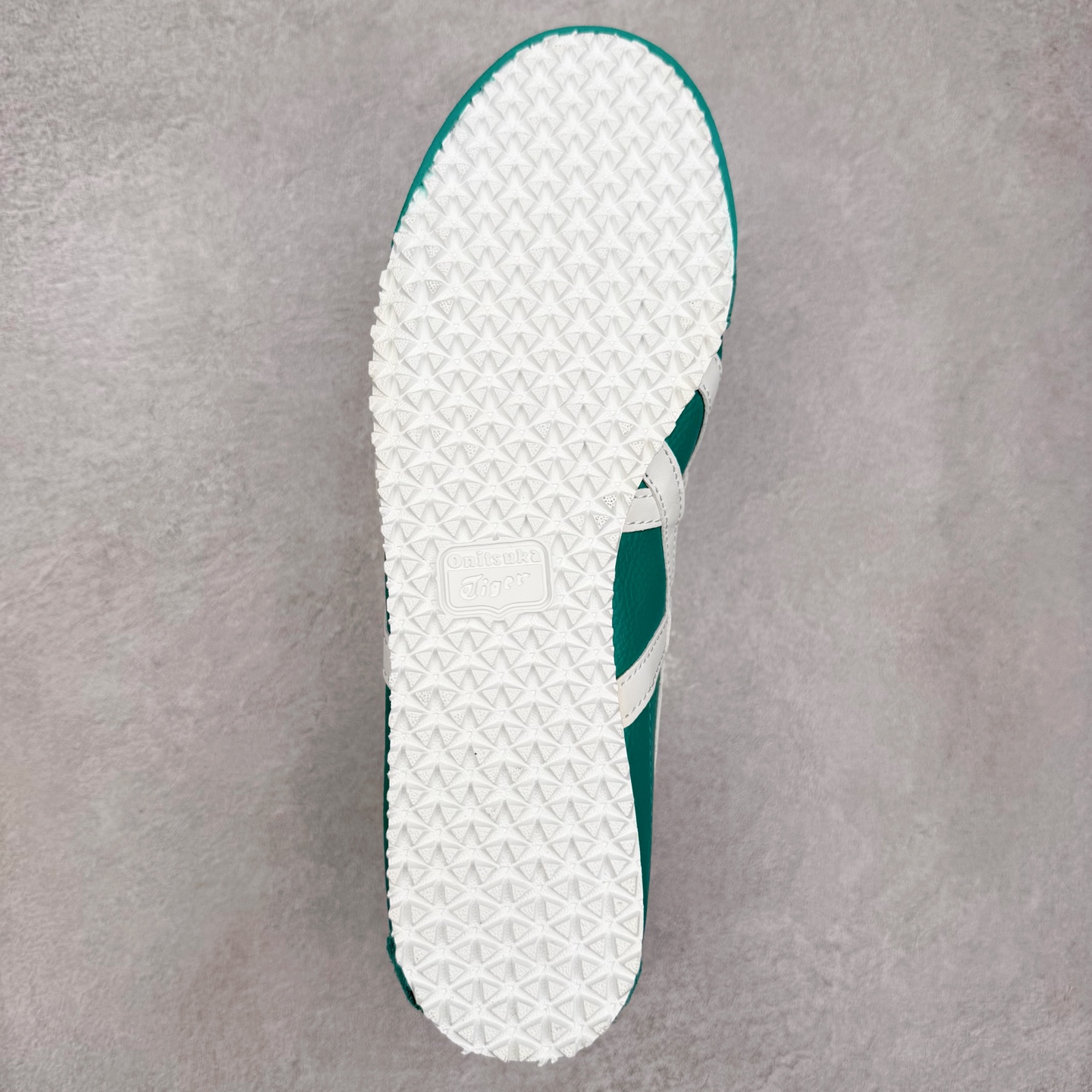 图片[9]-＃C版 Asics Onitsuka Tiger MEXICO 66 亚瑟士鬼冢虎复古经典板鞋 市场王者选手 海外订单工厂出品 长期生产补货永不断码 超成熟稳定的做工品控 原装全套纸板楦头开发 原汁原味 完美呈现版型 私模正确鞋底咬花纹路 一比一鞋头弧度高度鞋身弧度 绝不口嗨 细节品控鞋型随意秒杀市面 原档咬花纹路私模大底 一个单元有六个三角形 总体形拼接呈现花瓣状 官方四联吊牌 原装Ortholite轻量化鞋垫 原盒原配 质保卡 说明书 钢印防尘纸 纸板中底带钢印 乳胶组合鞋垫 支持全方位的对比专柜 产品从款式颜色造型上体现出追求舒适和细节的完美 鞋类更是推崇手工制作的严谨与完美 融舒适性与可穿性的设计风格 注重细节的完美和别致魅力 既保持稳重 又不失轻松的时尚感 尺码：36 37 37.5 38 39 39.5 40 40.5 41.5 42 42.5 43.5 44 45-选品中心