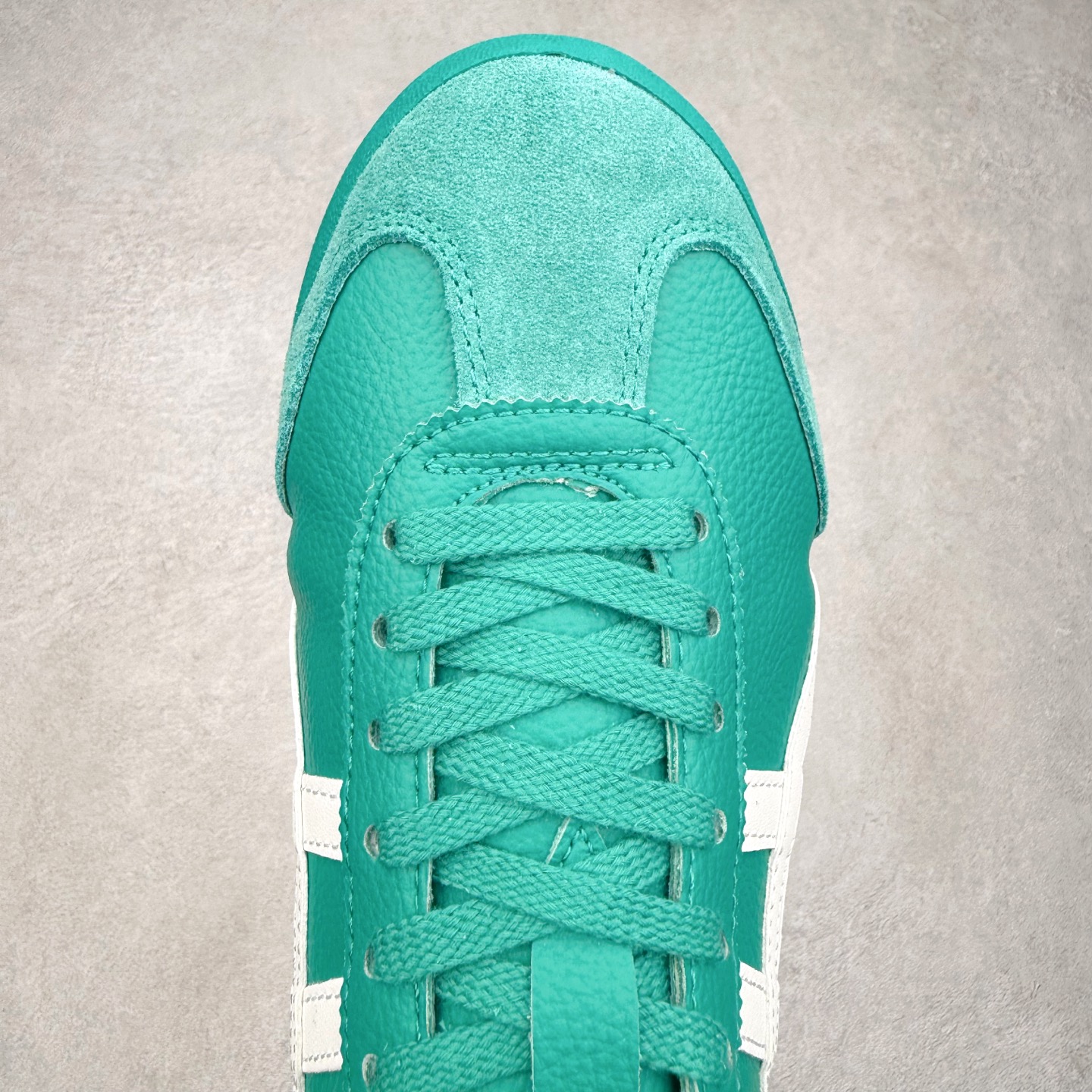 图片[4]-＃C版 Asics Onitsuka Tiger MEXICO 66 亚瑟士鬼冢虎复古经典板鞋 市场王者选手 海外订单工厂出品 长期生产补货永不断码 超成熟稳定的做工品控 原装全套纸板楦头开发 原汁原味 完美呈现版型 私模正确鞋底咬花纹路 一比一鞋头弧度高度鞋身弧度 绝不口嗨 细节品控鞋型随意秒杀市面 原档咬花纹路私模大底 一个单元有六个三角形 总体形拼接呈现花瓣状 官方四联吊牌 原装Ortholite轻量化鞋垫 原盒原配 质保卡 说明书 钢印防尘纸 纸板中底带钢印 乳胶组合鞋垫 支持全方位的对比专柜 产品从款式颜色造型上体现出追求舒适和细节的完美 鞋类更是推崇手工制作的严谨与完美 融舒适性与可穿性的设计风格 注重细节的完美和别致魅力 既保持稳重 又不失轻松的时尚感 尺码：36 37 37.5 38 39 39.5 40 40.5 41.5 42 42.5 43.5 44 45-选品中心