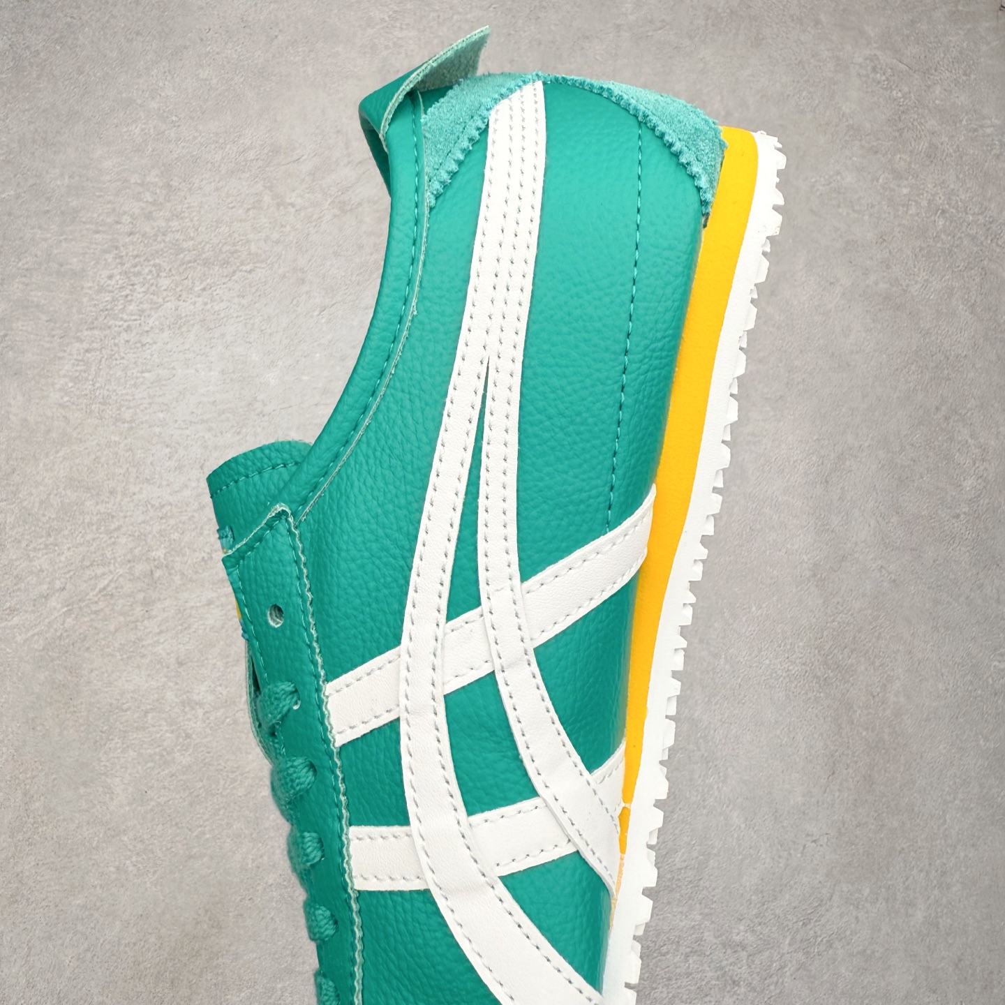 图片[7]-＃C版 Asics Onitsuka Tiger MEXICO 66 亚瑟士鬼冢虎复古经典板鞋 市场王者选手 海外订单工厂出品 长期生产补货永不断码 超成熟稳定的做工品控 原装全套纸板楦头开发 原汁原味 完美呈现版型 私模正确鞋底咬花纹路 一比一鞋头弧度高度鞋身弧度 绝不口嗨 细节品控鞋型随意秒杀市面 原档咬花纹路私模大底 一个单元有六个三角形 总体形拼接呈现花瓣状 官方四联吊牌 原装Ortholite轻量化鞋垫 原盒原配 质保卡 说明书 钢印防尘纸 纸板中底带钢印 乳胶组合鞋垫 支持全方位的对比专柜 产品从款式颜色造型上体现出追求舒适和细节的完美 鞋类更是推崇手工制作的严谨与完美 融舒适性与可穿性的设计风格 注重细节的完美和别致魅力 既保持稳重 又不失轻松的时尚感 尺码：36 37 37.5 38 39 39.5 40 40.5 41.5 42 42.5 43.5 44 45-选品中心