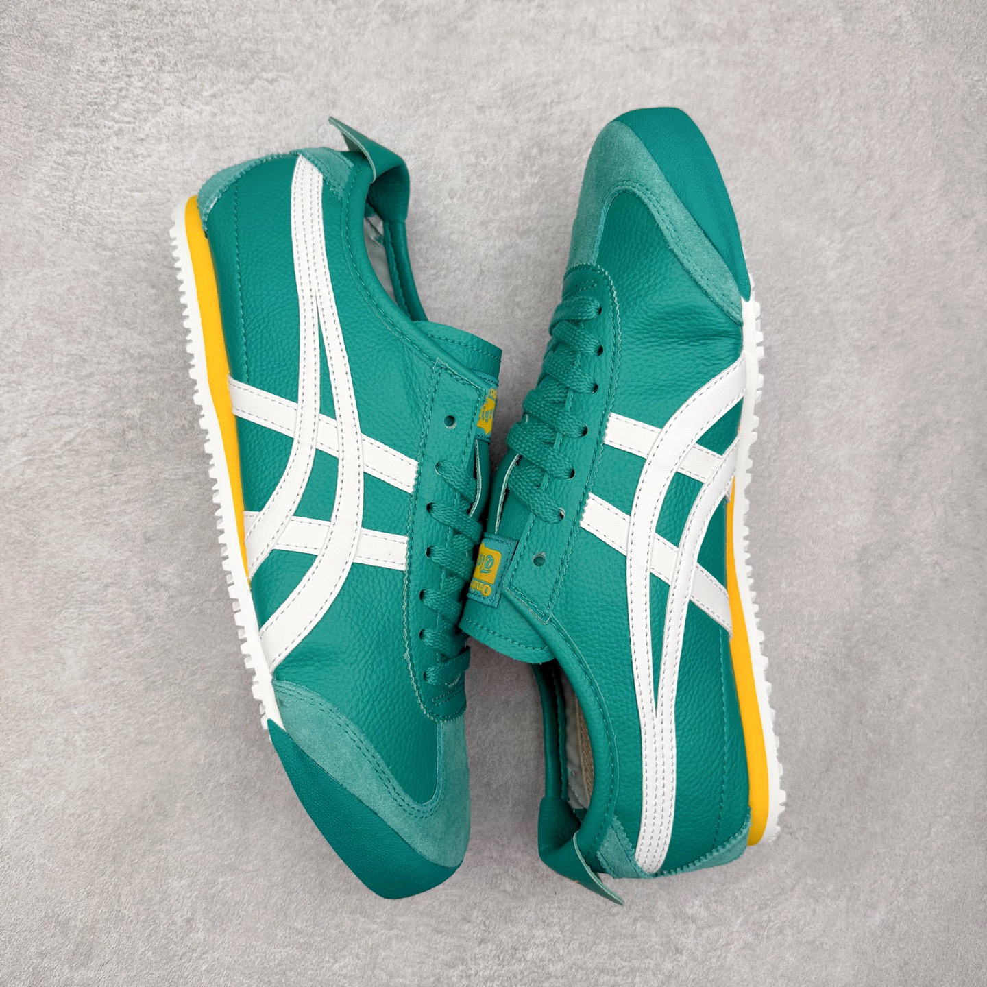 图片[3]-＃C版 Asics Onitsuka Tiger MEXICO 66 亚瑟士鬼冢虎复古经典板鞋 市场王者选手 海外订单工厂出品 长期生产补货永不断码 超成熟稳定的做工品控 原装全套纸板楦头开发 原汁原味 完美呈现版型 私模正确鞋底咬花纹路 一比一鞋头弧度高度鞋身弧度 绝不口嗨 细节品控鞋型随意秒杀市面 原档咬花纹路私模大底 一个单元有六个三角形 总体形拼接呈现花瓣状 官方四联吊牌 原装Ortholite轻量化鞋垫 原盒原配 质保卡 说明书 钢印防尘纸 纸板中底带钢印 乳胶组合鞋垫 支持全方位的对比专柜 产品从款式颜色造型上体现出追求舒适和细节的完美 鞋类更是推崇手工制作的严谨与完美 融舒适性与可穿性的设计风格 注重细节的完美和别致魅力 既保持稳重 又不失轻松的时尚感 尺码：36 37 37.5 38 39 39.5 40 40.5 41.5 42 42.5 43.5 44 45-选品中心