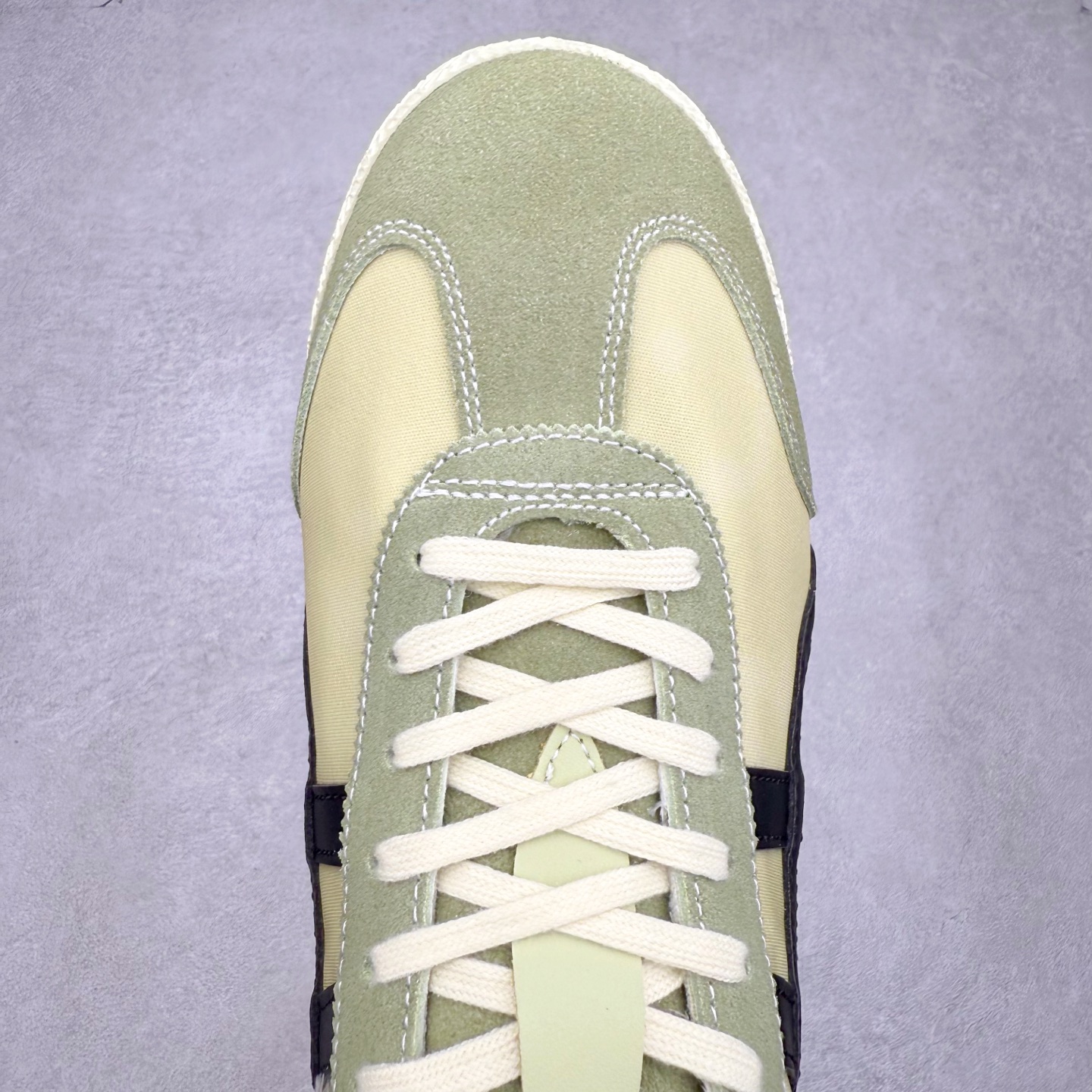 图片[4]-＃C版 Asics Onitsuka Tiger MEXICO 66 亚瑟士鬼冢虎复古经典板鞋 市场王者选手 海外订单工厂出品 长期生产补货永不断码 超成熟稳定的做工品控 原装全套纸板楦头开发 原汁原味 完美呈现版型 私模正确鞋底咬花纹路 一比一鞋头弧度高度鞋身弧度 绝不口嗨 细节品控鞋型随意秒杀市面 原档咬花纹路私模大底 一个单元有六个三角形 总体形拼接呈现花瓣状 官方四联吊牌 原装Ortholite轻量化鞋垫 原盒原配 质保卡 说明书 钢印防尘纸 纸板中底带钢印 乳胶组合鞋垫 支持全方位的对比专柜 产品从款式颜色造型上体现出追求舒适和细节的完美 鞋类更是推崇手工制作的严谨与完美 融舒适性与可穿性的设计风格 注重细节的完美和别致魅力 既保持稳重 又不失轻松的时尚感 尺码：36 37 37.5 38 39 39.5 40 40.5 41.5 42 42.5 43.5 44 45-选品中心