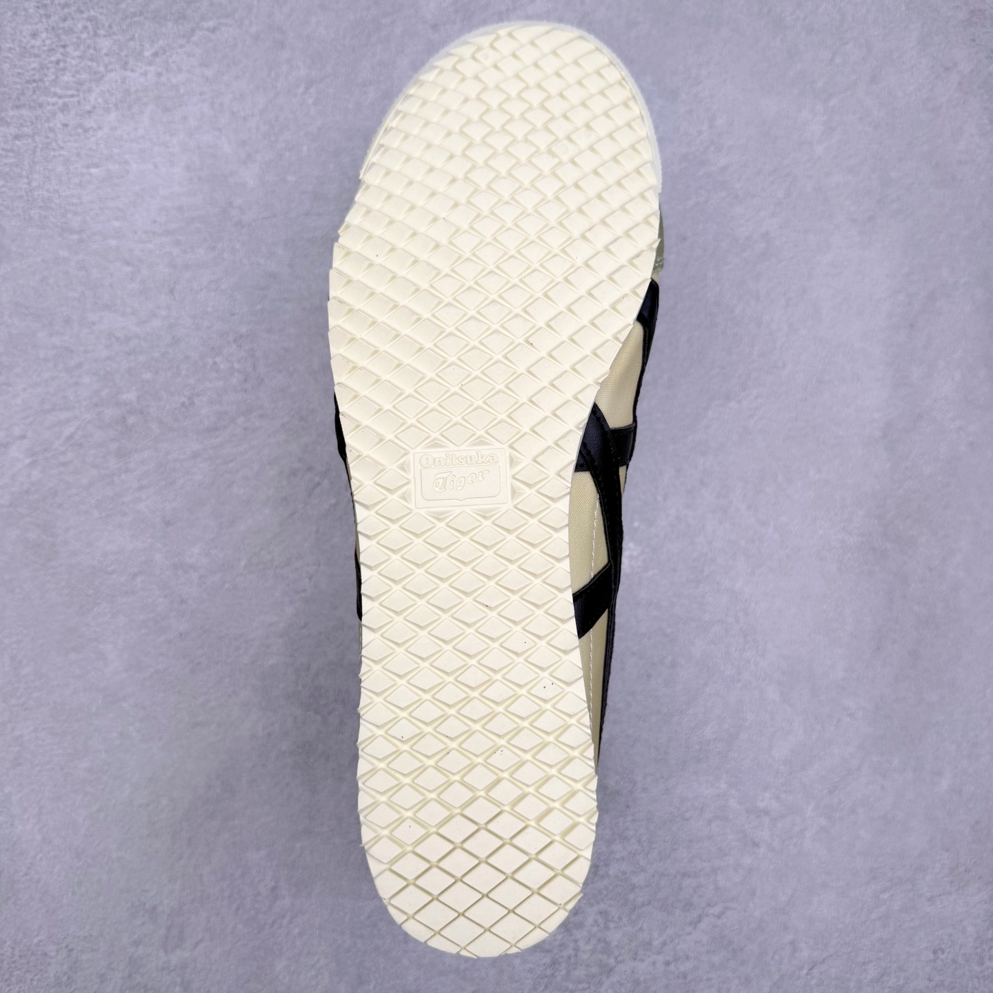 图片[9]-＃C版 Asics Onitsuka Tiger MEXICO 66 亚瑟士鬼冢虎复古经典板鞋 市场王者选手 海外订单工厂出品 长期生产补货永不断码 超成熟稳定的做工品控 原装全套纸板楦头开发 原汁原味 完美呈现版型 私模正确鞋底咬花纹路 一比一鞋头弧度高度鞋身弧度 绝不口嗨 细节品控鞋型随意秒杀市面 原档咬花纹路私模大底 一个单元有六个三角形 总体形拼接呈现花瓣状 官方四联吊牌 原装Ortholite轻量化鞋垫 原盒原配 质保卡 说明书 钢印防尘纸 纸板中底带钢印 乳胶组合鞋垫 支持全方位的对比专柜 产品从款式颜色造型上体现出追求舒适和细节的完美 鞋类更是推崇手工制作的严谨与完美 融舒适性与可穿性的设计风格 注重细节的完美和别致魅力 既保持稳重 又不失轻松的时尚感 尺码：36 37 37.5 38 39 39.5 40 40.5 41.5 42 42.5 43.5 44 45-选品中心