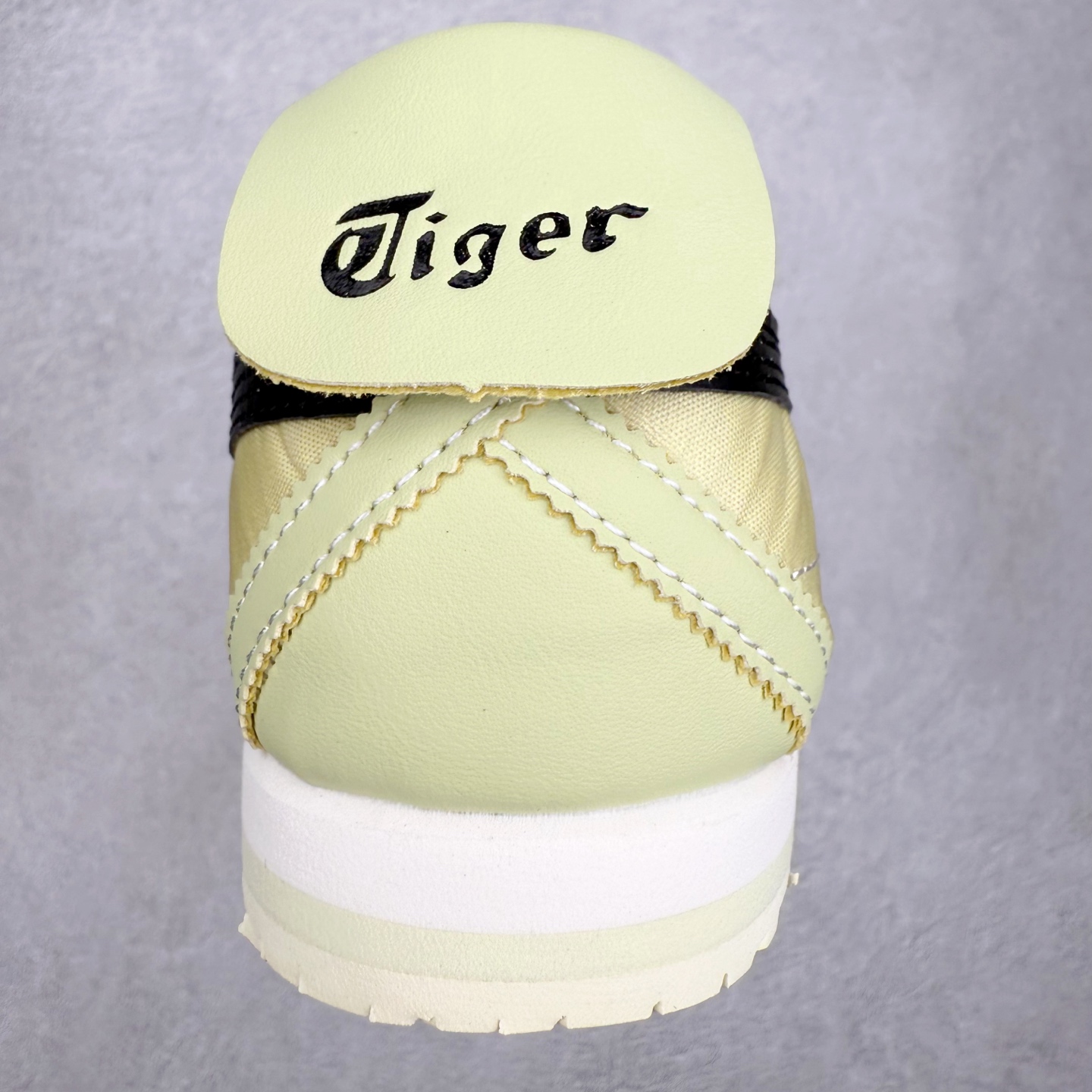 图片[8]-＃C版 Asics Onitsuka Tiger MEXICO 66 亚瑟士鬼冢虎复古经典板鞋 市场王者选手 海外订单工厂出品 长期生产补货永不断码 超成熟稳定的做工品控 原装全套纸板楦头开发 原汁原味 完美呈现版型 私模正确鞋底咬花纹路 一比一鞋头弧度高度鞋身弧度 绝不口嗨 细节品控鞋型随意秒杀市面 原档咬花纹路私模大底 一个单元有六个三角形 总体形拼接呈现花瓣状 官方四联吊牌 原装Ortholite轻量化鞋垫 原盒原配 质保卡 说明书 钢印防尘纸 纸板中底带钢印 乳胶组合鞋垫 支持全方位的对比专柜 产品从款式颜色造型上体现出追求舒适和细节的完美 鞋类更是推崇手工制作的严谨与完美 融舒适性与可穿性的设计风格 注重细节的完美和别致魅力 既保持稳重 又不失轻松的时尚感 尺码：36 37 37.5 38 39 39.5 40 40.5 41.5 42 42.5 43.5 44 45-选品中心