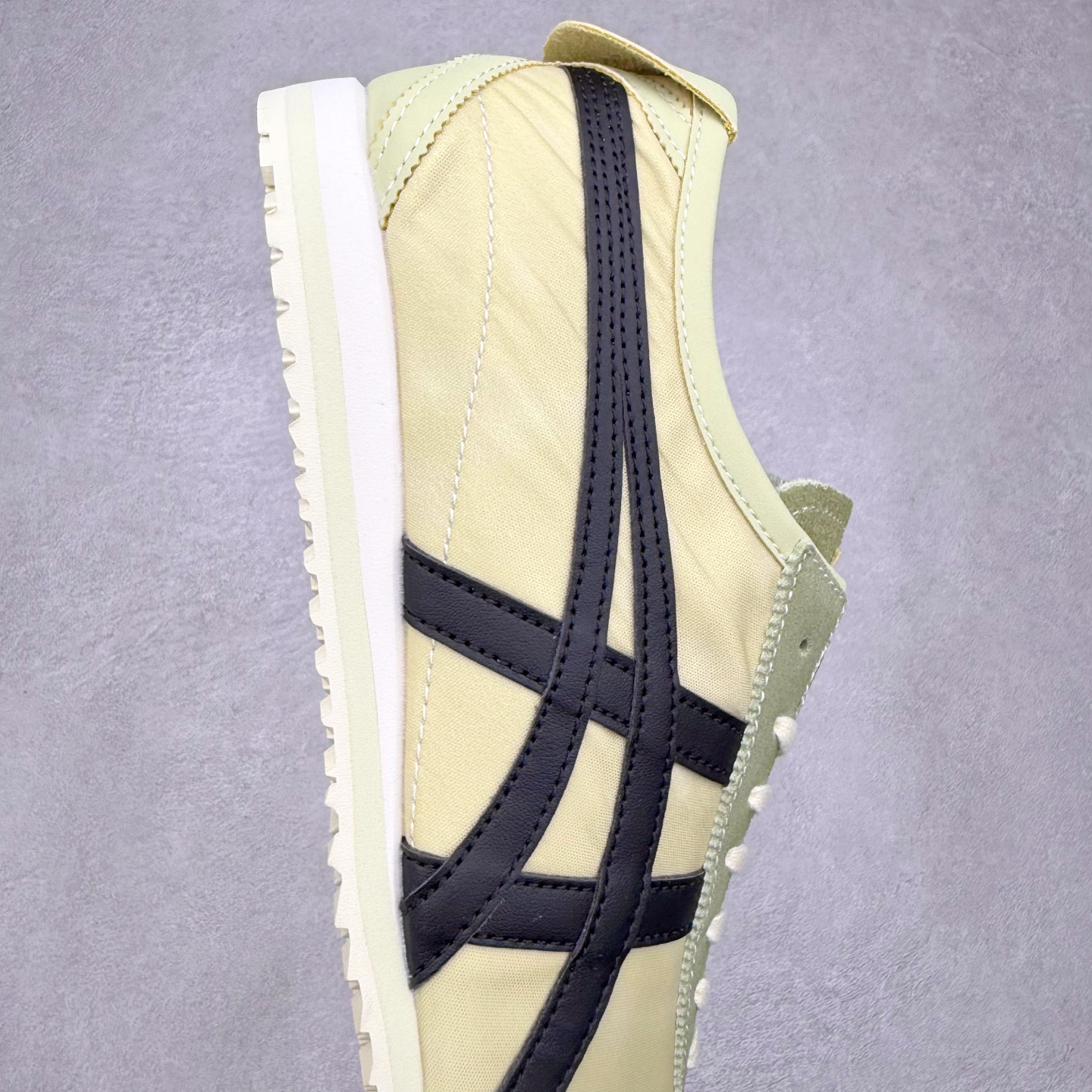 图片[6]-＃C版 Asics Onitsuka Tiger MEXICO 66 亚瑟士鬼冢虎复古经典板鞋 市场王者选手 海外订单工厂出品 长期生产补货永不断码 超成熟稳定的做工品控 原装全套纸板楦头开发 原汁原味 完美呈现版型 私模正确鞋底咬花纹路 一比一鞋头弧度高度鞋身弧度 绝不口嗨 细节品控鞋型随意秒杀市面 原档咬花纹路私模大底 一个单元有六个三角形 总体形拼接呈现花瓣状 官方四联吊牌 原装Ortholite轻量化鞋垫 原盒原配 质保卡 说明书 钢印防尘纸 纸板中底带钢印 乳胶组合鞋垫 支持全方位的对比专柜 产品从款式颜色造型上体现出追求舒适和细节的完美 鞋类更是推崇手工制作的严谨与完美 融舒适性与可穿性的设计风格 注重细节的完美和别致魅力 既保持稳重 又不失轻松的时尚感 尺码：36 37 37.5 38 39 39.5 40 40.5 41.5 42 42.5 43.5 44 45-选品中心