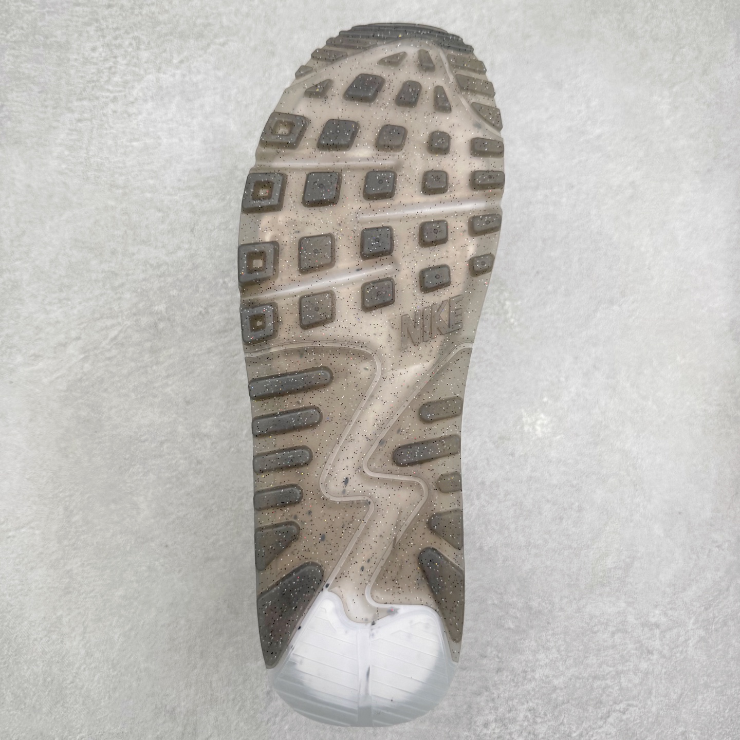 图片[9]-＃MX版 NK Air MAX 90 气垫复古减震跑步鞋 DR8394-515 经典重温 独家陆续补货 外单专供大厂出品 品质稳定 一百余色 终端操作 Air Max 90于1990年推出 来自Air Max系列 在Air Max 1的基础上改进而得 增加了气垫面积 外型上也更为流线 最特別的就是加入了菱纹塑胶嵌板 为Air Max 90增添了许多潮流气息 皮革鞋面 造就出色耐穿性和支撑力 Max Air缓震配置搭配泡棉中底 令Air Max 90轻盈而舒适 华夫格橡胶外底 铸就Air Max 90非凡的抓地力 而Air Max 90不仅是一双跑鞋 它成功跨越了时间的演进 成为了球鞋文化与潮流圈中最熟为人知的鞋款之一 尺码：36 36.5 37.5 38 38.5 39 40 40.5 41 42 42.5 43 44 44.5 45-选品中心