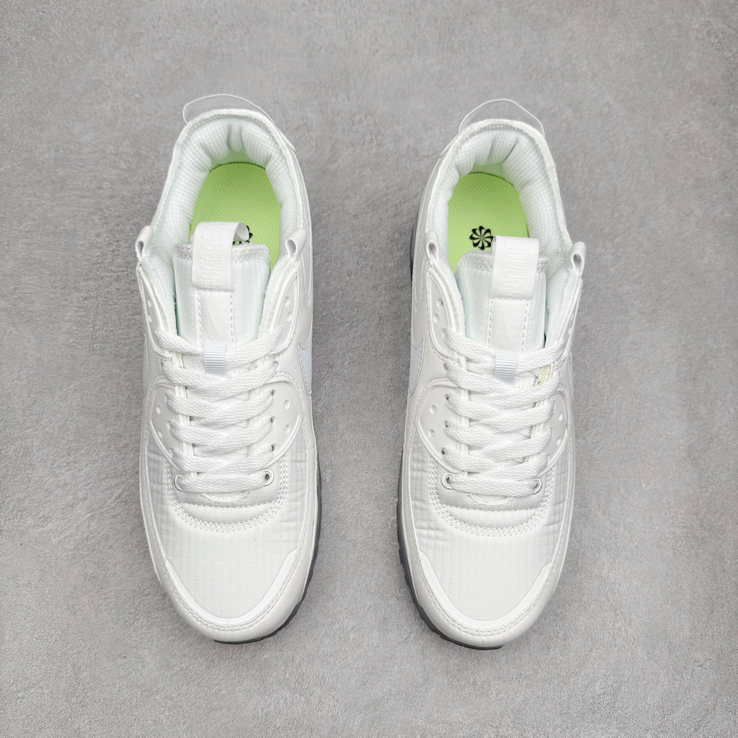 图片[2]-＃MX版 NK Air MAX 90 气垫复古减震跑步鞋 DR8394-515 经典重温 独家陆续补货 外单专供大厂出品 品质稳定 一百余色 终端操作 Air Max 90于1990年推出 来自Air Max系列 在Air Max 1的基础上改进而得 增加了气垫面积 外型上也更为流线 最特別的就是加入了菱纹塑胶嵌板 为Air Max 90增添了许多潮流气息 皮革鞋面 造就出色耐穿性和支撑力 Max Air缓震配置搭配泡棉中底 令Air Max 90轻盈而舒适 华夫格橡胶外底 铸就Air Max 90非凡的抓地力 而Air Max 90不仅是一双跑鞋 它成功跨越了时间的演进 成为了球鞋文化与潮流圈中最熟为人知的鞋款之一 尺码：36 36.5 37.5 38 38.5 39 40 40.5 41 42 42.5 43 44 44.5 45-选品中心