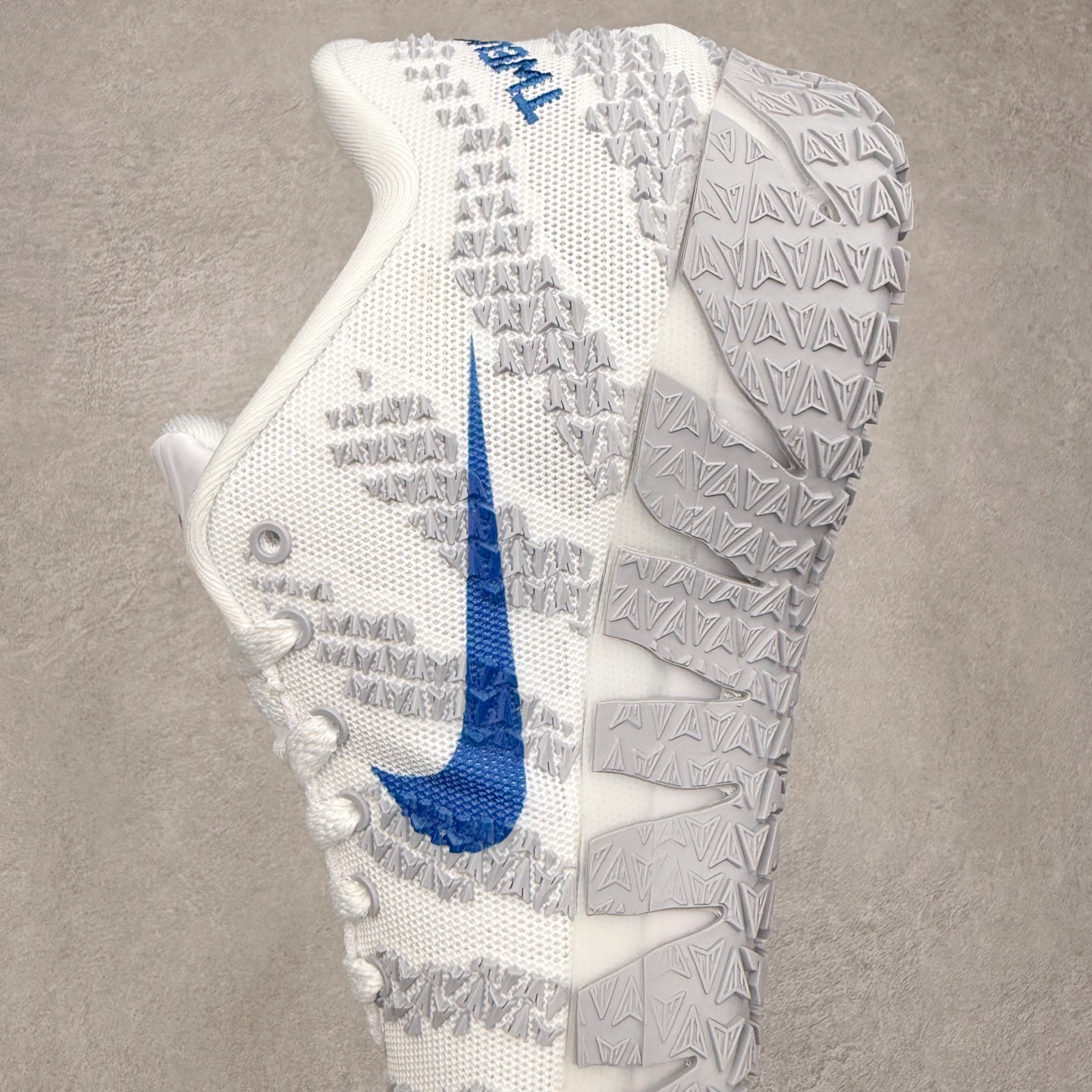 图片[7]-NK JA3 EP 莫兰特三代低帮篮球鞋 以鲜艳明亮的色调脱颖而出。鞋舌上醒目地展示着 “ JA ” 标志，而后跟上的 “ 12 ：AM ” 则以独特的设计呈现。鞋头和鞋舌采用透气运动网布制成，确保舒适耐用。在第一款鞋型的基础上进行了重大升级，采用更为挺拔的鞋口设计，为脚踝带来更佳的包裹与支撑感。侧面独特波纹纹理细节，打破了单调，赋予鞋子灵动与活力的视觉体验。中底部分巧妙借鉴了科比 5 的经典元素，融入斑点细节，增强了整体美学吸引力。实拍调校N版已经零色差零失真 百分百还原实物色彩所见即所得 不存在货不对板色差等低级问题 选购参考实物拍摄 不混卖不参货 只用心做好货严格选品 承诺混一赔十 尺码：40 40.5 41 42 42.5 43 44 44.5 45 46-选品中心