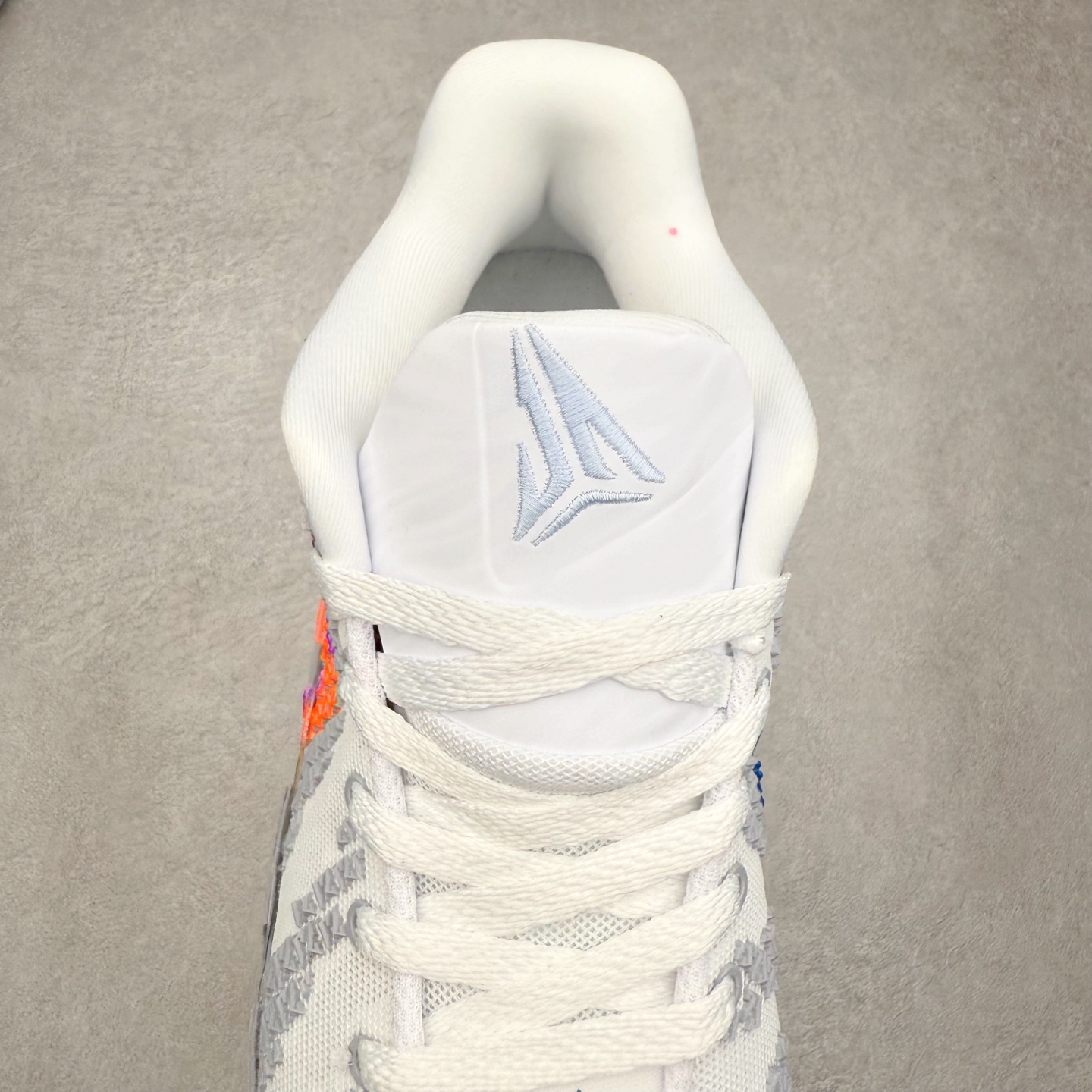 图片[5]-NK JA3 EP 莫兰特三代低帮篮球鞋 以鲜艳明亮的色调脱颖而出。鞋舌上醒目地展示着 “ JA ” 标志，而后跟上的 “ 12 ：AM ” 则以独特的设计呈现。鞋头和鞋舌采用透气运动网布制成，确保舒适耐用。在第一款鞋型的基础上进行了重大升级，采用更为挺拔的鞋口设计，为脚踝带来更佳的包裹与支撑感。侧面独特波纹纹理细节，打破了单调，赋予鞋子灵动与活力的视觉体验。中底部分巧妙借鉴了科比 5 的经典元素，融入斑点细节，增强了整体美学吸引力。实拍调校N版已经零色差零失真 百分百还原实物色彩所见即所得 不存在货不对板色差等低级问题 选购参考实物拍摄 不混卖不参货 只用心做好货严格选品 承诺混一赔十 尺码：40 40.5 41 42 42.5 43 44 44.5 45 46-选品中心