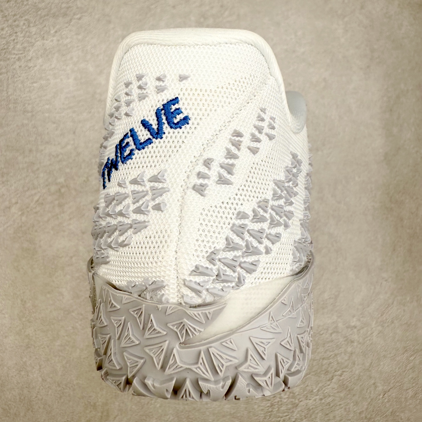 图片[8]-NK JA3 EP 莫兰特三代低帮篮球鞋 以鲜艳明亮的色调脱颖而出。鞋舌上醒目地展示着 “ JA ” 标志，而后跟上的 “ 12 ：AM ” 则以独特的设计呈现。鞋头和鞋舌采用透气运动网布制成，确保舒适耐用。在第一款鞋型的基础上进行了重大升级，采用更为挺拔的鞋口设计，为脚踝带来更佳的包裹与支撑感。侧面独特波纹纹理细节，打破了单调，赋予鞋子灵动与活力的视觉体验。中底部分巧妙借鉴了科比 5 的经典元素，融入斑点细节，增强了整体美学吸引力。实拍调校N版已经零色差零失真 百分百还原实物色彩所见即所得 不存在货不对板色差等低级问题 选购参考实物拍摄 不混卖不参货 只用心做好货严格选品 承诺混一赔十 尺码：40 40.5 41 42 42.5 43 44 44.5 45 46-选品中心