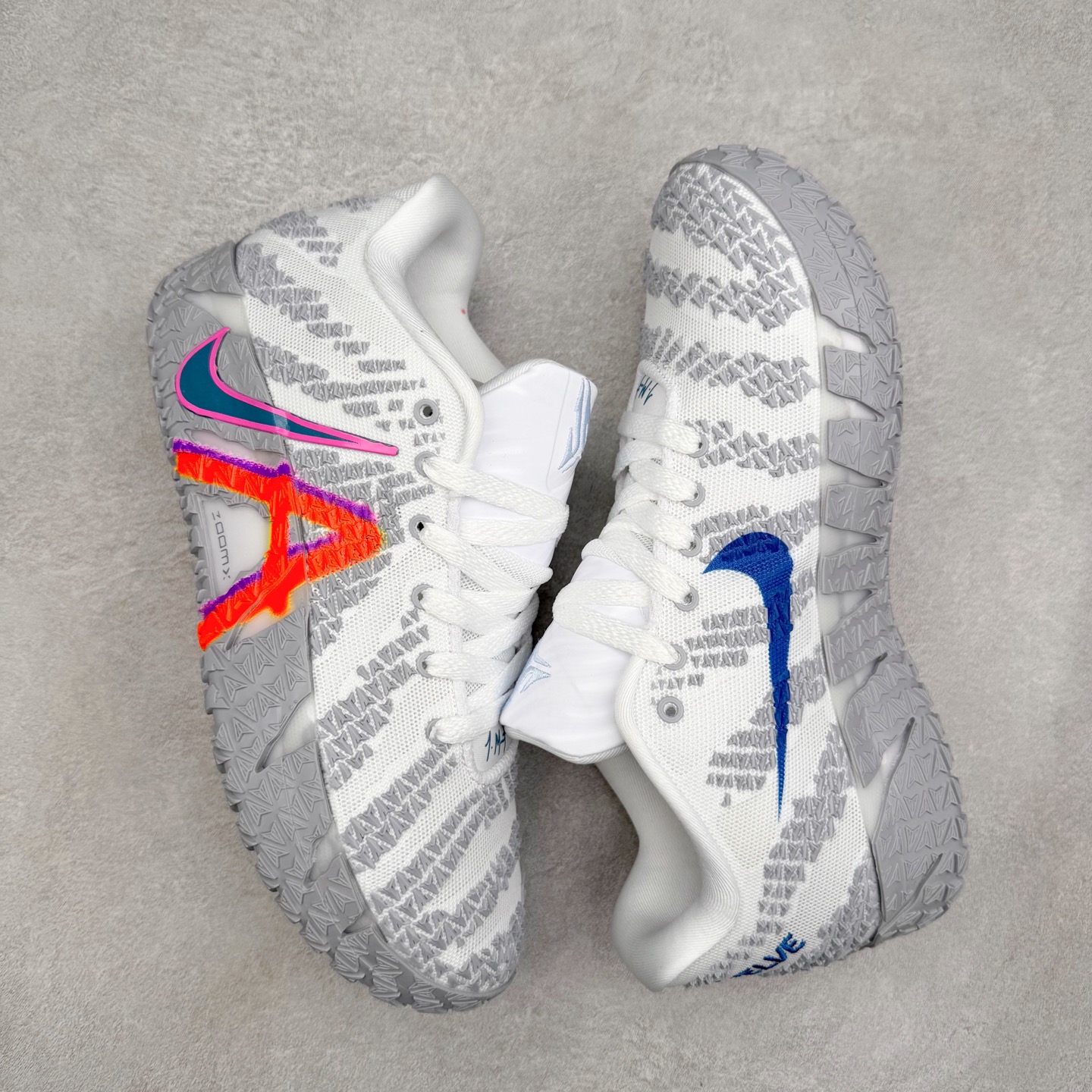 图片[3]-NK JA3 EP 莫兰特三代低帮篮球鞋 以鲜艳明亮的色调脱颖而出。鞋舌上醒目地展示着 “ JA ” 标志，而后跟上的 “ 12 ：AM ” 则以独特的设计呈现。鞋头和鞋舌采用透气运动网布制成，确保舒适耐用。在第一款鞋型的基础上进行了重大升级，采用更为挺拔的鞋口设计，为脚踝带来更佳的包裹与支撑感。侧面独特波纹纹理细节，打破了单调，赋予鞋子灵动与活力的视觉体验。中底部分巧妙借鉴了科比 5 的经典元素，融入斑点细节，增强了整体美学吸引力。实拍调校N版已经零色差零失真 百分百还原实物色彩所见即所得 不存在货不对板色差等低级问题 选购参考实物拍摄 不混卖不参货 只用心做好货严格选品 承诺混一赔十 尺码：40 40.5 41 42 42.5 43 44 44.5 45 46-选品中心