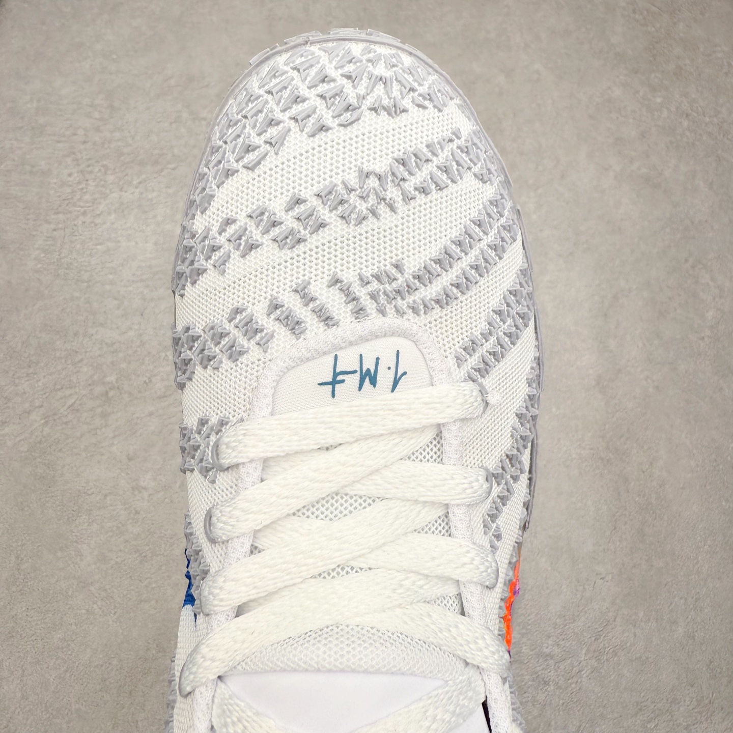 图片[4]-NK JA3 EP 莫兰特三代低帮篮球鞋 以鲜艳明亮的色调脱颖而出。鞋舌上醒目地展示着 “ JA ” 标志，而后跟上的 “ 12 ：AM ” 则以独特的设计呈现。鞋头和鞋舌采用透气运动网布制成，确保舒适耐用。在第一款鞋型的基础上进行了重大升级，采用更为挺拔的鞋口设计，为脚踝带来更佳的包裹与支撑感。侧面独特波纹纹理细节，打破了单调，赋予鞋子灵动与活力的视觉体验。中底部分巧妙借鉴了科比 5 的经典元素，融入斑点细节，增强了整体美学吸引力。实拍调校N版已经零色差零失真 百分百还原实物色彩所见即所得 不存在货不对板色差等低级问题 选购参考实物拍摄 不混卖不参货 只用心做好货严格选品 承诺混一赔十 尺码：40 40.5 41 42 42.5 43 44 44.5 45 46-选品中心