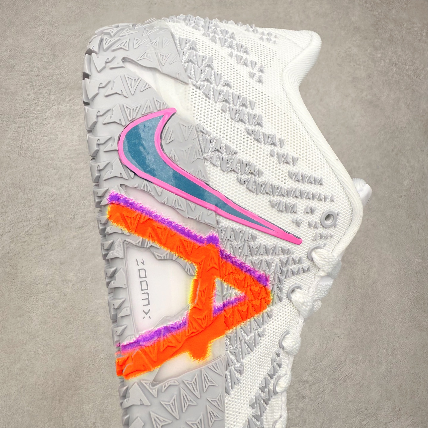 图片[6]-NK JA3 EP 莫兰特三代低帮篮球鞋 以鲜艳明亮的色调脱颖而出。鞋舌上醒目地展示着 “ JA ” 标志，而后跟上的 “ 12 ：AM ” 则以独特的设计呈现。鞋头和鞋舌采用透气运动网布制成，确保舒适耐用。在第一款鞋型的基础上进行了重大升级，采用更为挺拔的鞋口设计，为脚踝带来更佳的包裹与支撑感。侧面独特波纹纹理细节，打破了单调，赋予鞋子灵动与活力的视觉体验。中底部分巧妙借鉴了科比 5 的经典元素，融入斑点细节，增强了整体美学吸引力。实拍调校N版已经零色差零失真 百分百还原实物色彩所见即所得 不存在货不对板色差等低级问题 选购参考实物拍摄 不混卖不参货 只用心做好货严格选品 承诺混一赔十 尺码：40 40.5 41 42 42.5 43 44 44.5 45 46-选品中心