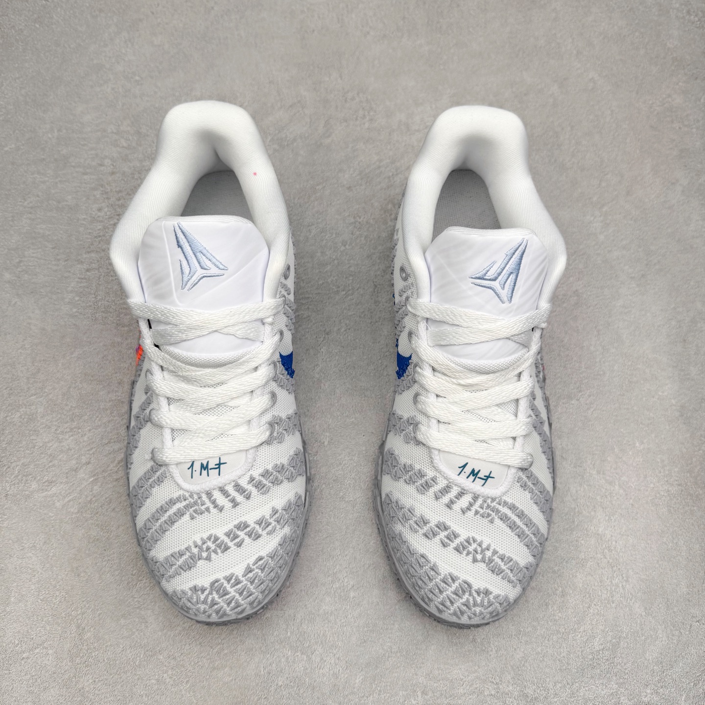 图片[2]-NK JA3 EP 莫兰特三代低帮篮球鞋 以鲜艳明亮的色调脱颖而出。鞋舌上醒目地展示着 “ JA ” 标志，而后跟上的 “ 12 ：AM ” 则以独特的设计呈现。鞋头和鞋舌采用透气运动网布制成，确保舒适耐用。在第一款鞋型的基础上进行了重大升级，采用更为挺拔的鞋口设计，为脚踝带来更佳的包裹与支撑感。侧面独特波纹纹理细节，打破了单调，赋予鞋子灵动与活力的视觉体验。中底部分巧妙借鉴了科比 5 的经典元素，融入斑点细节，增强了整体美学吸引力。实拍调校N版已经零色差零失真 百分百还原实物色彩所见即所得 不存在货不对板色差等低级问题 选购参考实物拍摄 不混卖不参货 只用心做好货严格选品 承诺混一赔十 尺码：40 40.5 41 42 42.5 43 44 44.5 45 46-选品中心