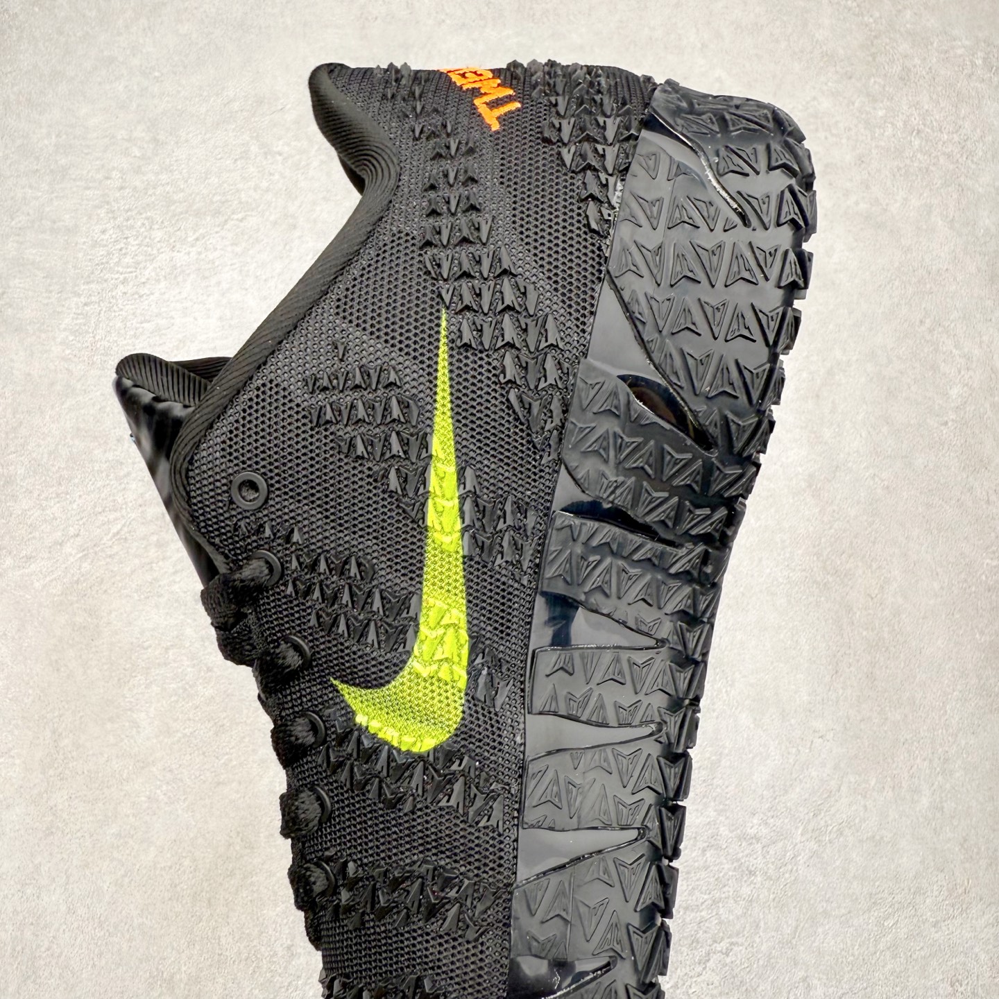 图片[7]-NK JA3 EP 莫兰特三代低帮篮球鞋 以鲜艳明亮的色调脱颖而出。鞋舌上醒目地展示着 “ JA ” 标志，而后跟上的 “ 12 ：AM ” 则以独特的设计呈现。鞋头和鞋舌采用透气运动网布制成，确保舒适耐用。在第一款鞋型的基础上进行了重大升级，采用更为挺拔的鞋口设计，为脚踝带来更佳的包裹与支撑感。侧面独特波纹纹理细节，打破了单调，赋予鞋子灵动与活力的视觉体验。中底部分巧妙借鉴了科比 5 的经典元素，融入斑点细节，增强了整体美学吸引力。实拍调校N版已经零色差零失真 百分百还原实物色彩所见即所得 不存在货不对板色差等低级问题 选购参考实物拍摄 不混卖不参货 只用心做好货严格选品 承诺混一赔十 尺码：40 40.5 41 42 42.5 43 44 44.5 45 46-选品中心