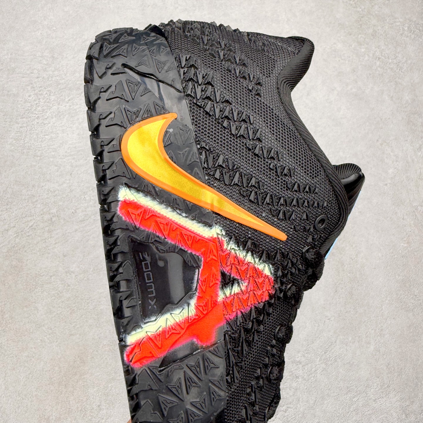 图片[6]-NK JA3 EP 莫兰特三代低帮篮球鞋 以鲜艳明亮的色调脱颖而出。鞋舌上醒目地展示着 “ JA ” 标志，而后跟上的 “ 12 ：AM ” 则以独特的设计呈现。鞋头和鞋舌采用透气运动网布制成，确保舒适耐用。在第一款鞋型的基础上进行了重大升级，采用更为挺拔的鞋口设计，为脚踝带来更佳的包裹与支撑感。侧面独特波纹纹理细节，打破了单调，赋予鞋子灵动与活力的视觉体验。中底部分巧妙借鉴了科比 5 的经典元素，融入斑点细节，增强了整体美学吸引力。实拍调校N版已经零色差零失真 百分百还原实物色彩所见即所得 不存在货不对板色差等低级问题 选购参考实物拍摄 不混卖不参货 只用心做好货严格选品 承诺混一赔十 尺码：40 40.5 41 42 42.5 43 44 44.5 45 46-选品中心