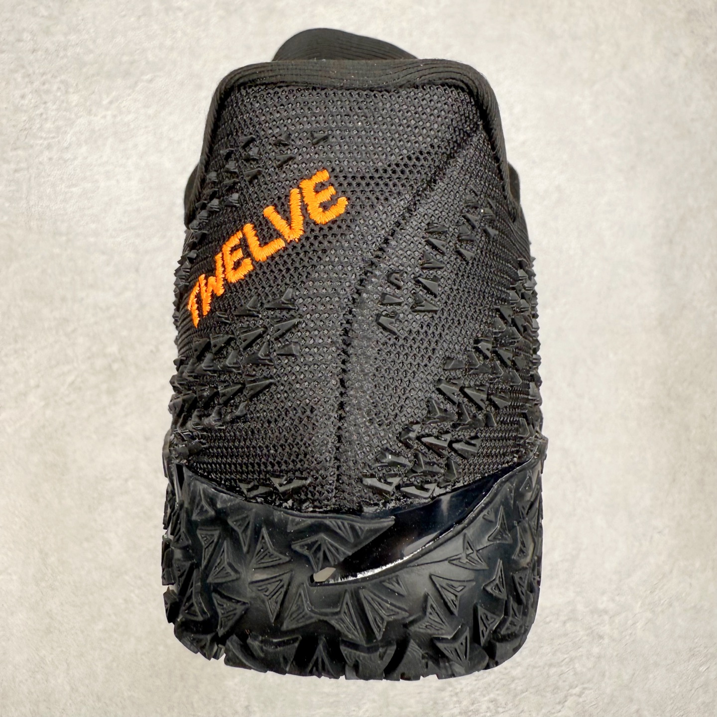 图片[8]-NK JA3 EP 莫兰特三代低帮篮球鞋 以鲜艳明亮的色调脱颖而出。鞋舌上醒目地展示着 “ JA ” 标志，而后跟上的 “ 12 ：AM ” 则以独特的设计呈现。鞋头和鞋舌采用透气运动网布制成，确保舒适耐用。在第一款鞋型的基础上进行了重大升级，采用更为挺拔的鞋口设计，为脚踝带来更佳的包裹与支撑感。侧面独特波纹纹理细节，打破了单调，赋予鞋子灵动与活力的视觉体验。中底部分巧妙借鉴了科比 5 的经典元素，融入斑点细节，增强了整体美学吸引力。实拍调校N版已经零色差零失真 百分百还原实物色彩所见即所得 不存在货不对板色差等低级问题 选购参考实物拍摄 不混卖不参货 只用心做好货严格选品 承诺混一赔十 尺码：40 40.5 41 42 42.5 43 44 44.5 45 46-选品中心