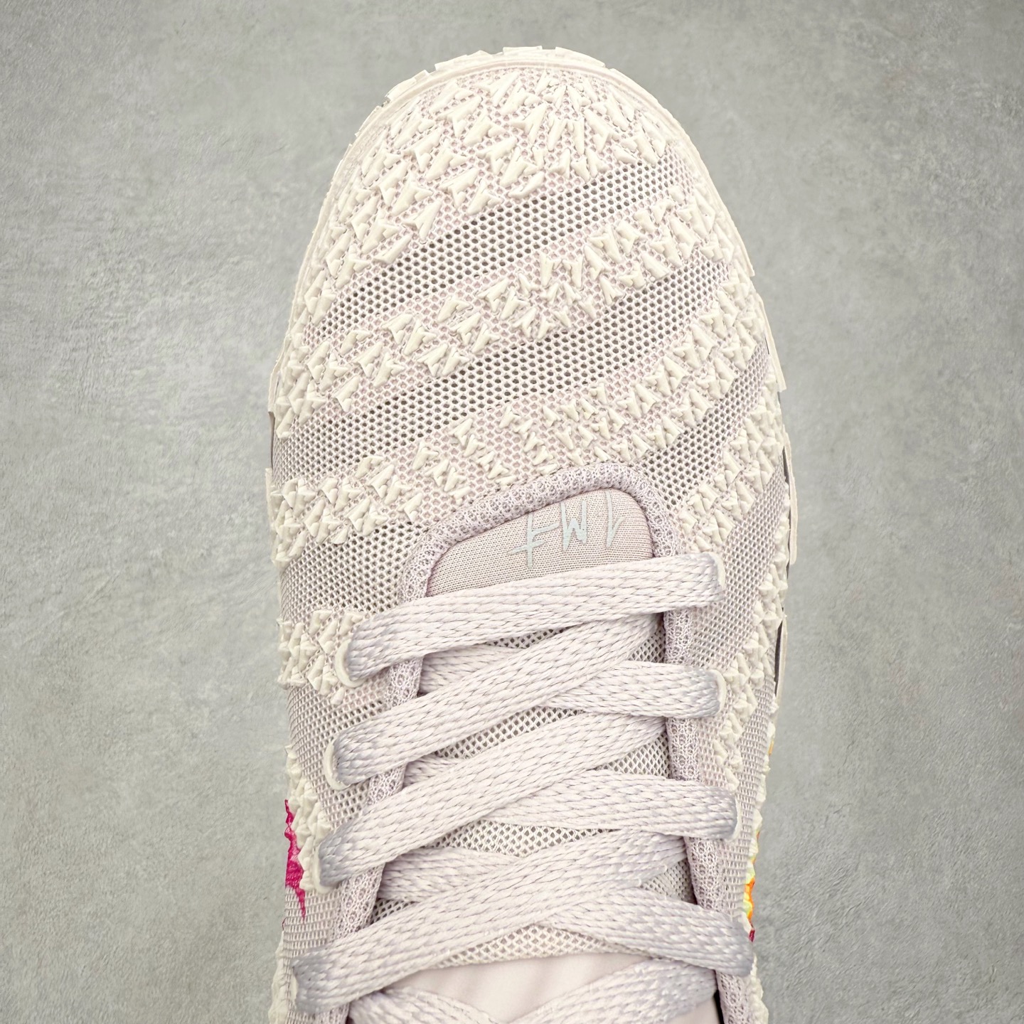 图片[4]-NK JA3 EP 莫兰特三代低帮篮球鞋 以鲜艳明亮的色调脱颖而出。鞋舌上醒目地展示着 “ JA ” 标志，而后跟上的 “ 12 ：AM ” 则以独特的设计呈现。鞋头和鞋舌采用透气运动网布制成，确保舒适耐用。在第一款鞋型的基础上进行了重大升级，采用更为挺拔的鞋口设计，为脚踝带来更佳的包裹与支撑感。侧面独特波纹纹理细节，打破了单调，赋予鞋子灵动与活力的视觉体验。中底部分巧妙借鉴了科比 5 的经典元素，融入斑点细节，增强了整体美学吸引力。实拍调校N版已经零色差零失真 百分百还原实物色彩所见即所得 不存在货不对板色差等低级问题 选购参考实物拍摄 不混卖不参货 只用心做好货严格选品 承诺混一赔十 尺码：40 40.5 41 42 42.5 43 44 44.5 45 46-选品中心