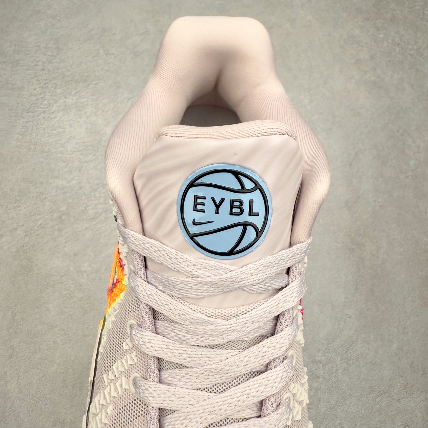 图片[5]-NK JA3 EP 莫兰特三代低帮篮球鞋 以鲜艳明亮的色调脱颖而出。鞋舌上醒目地展示着 “ JA ” 标志，而后跟上的 “ 12 ：AM ” 则以独特的设计呈现。鞋头和鞋舌采用透气运动网布制成，确保舒适耐用。在第一款鞋型的基础上进行了重大升级，采用更为挺拔的鞋口设计，为脚踝带来更佳的包裹与支撑感。侧面独特波纹纹理细节，打破了单调，赋予鞋子灵动与活力的视觉体验。中底部分巧妙借鉴了科比 5 的经典元素，融入斑点细节，增强了整体美学吸引力。实拍调校N版已经零色差零失真 百分百还原实物色彩所见即所得 不存在货不对板色差等低级问题 选购参考实物拍摄 不混卖不参货 只用心做好货严格选品 承诺混一赔十 尺码：40 40.5 41 42 42.5 43 44 44.5 45 46-选品中心